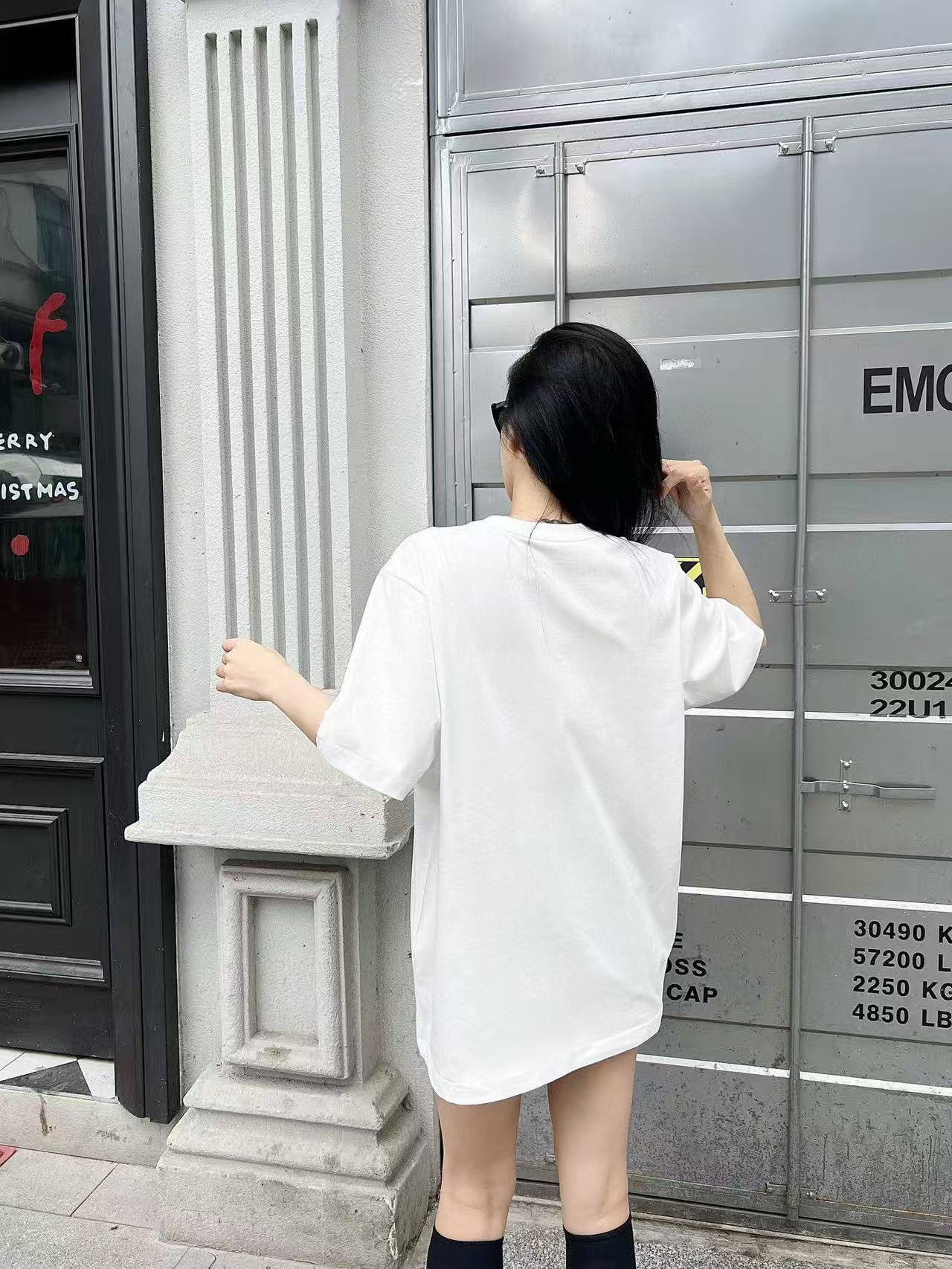         巴宝莉 新款字母印花双层重工短袖T桖 字母图案不管是T