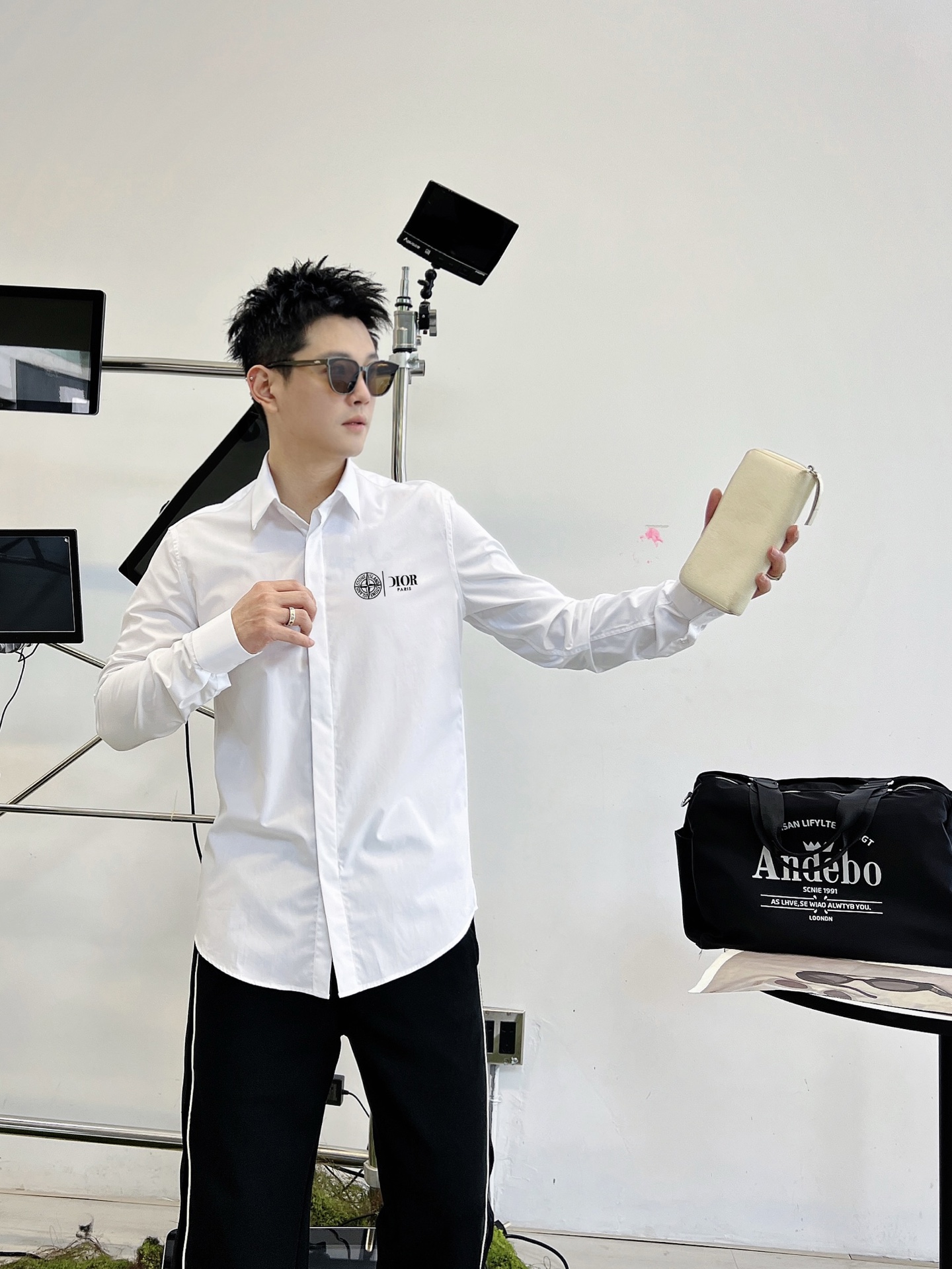 ￼ 迪奥 最新款男士必备款衬衫，100%天然棉，舒服透气，原单狠货，原版面料，柔软舒适，上身高端又奢华，