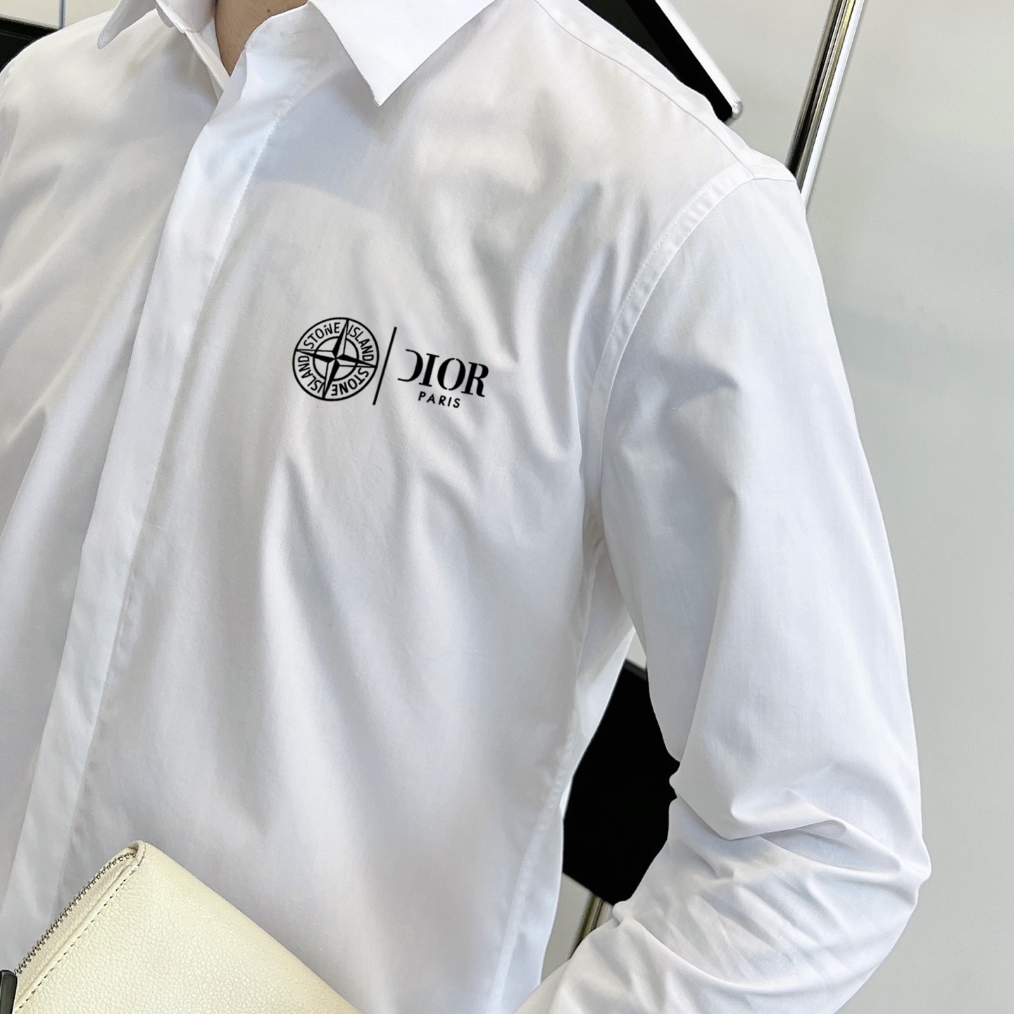 ￼ 迪奥 最新款男士必备款衬衫，100%天然棉，舒服透气，原单狠货，原版面料，柔软舒适，上身高端又奢华，