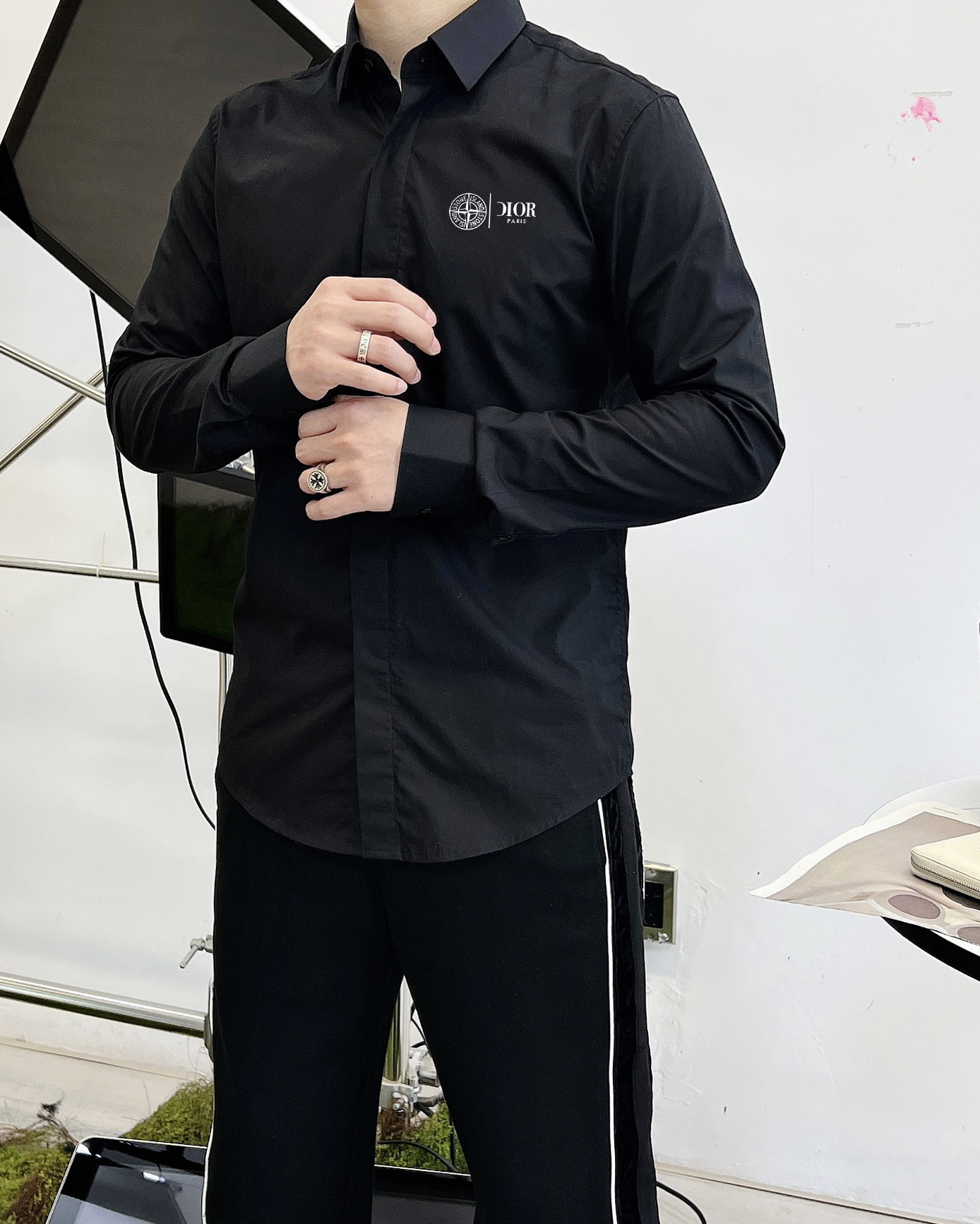 ￼ 迪奥 最新款男士必备款衬衫，100%天然棉，舒服透气，原单狠货，原版面料，柔软舒适，上身高端又奢华，