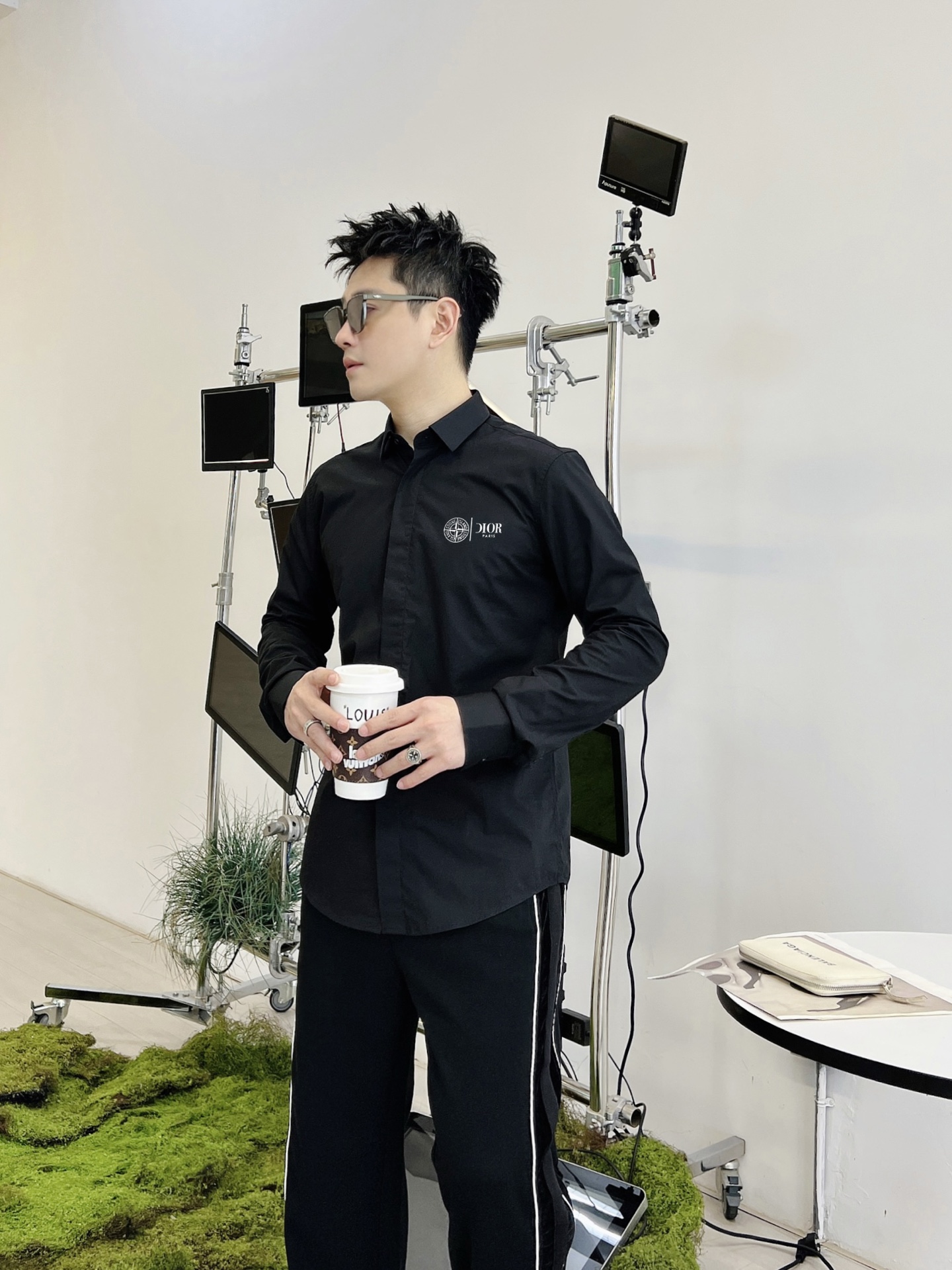 ￼ 迪奥 最新款男士必备款衬衫，100%天然棉，舒服透气，原单狠货，原版面料，柔软舒适，上身高端又奢华，