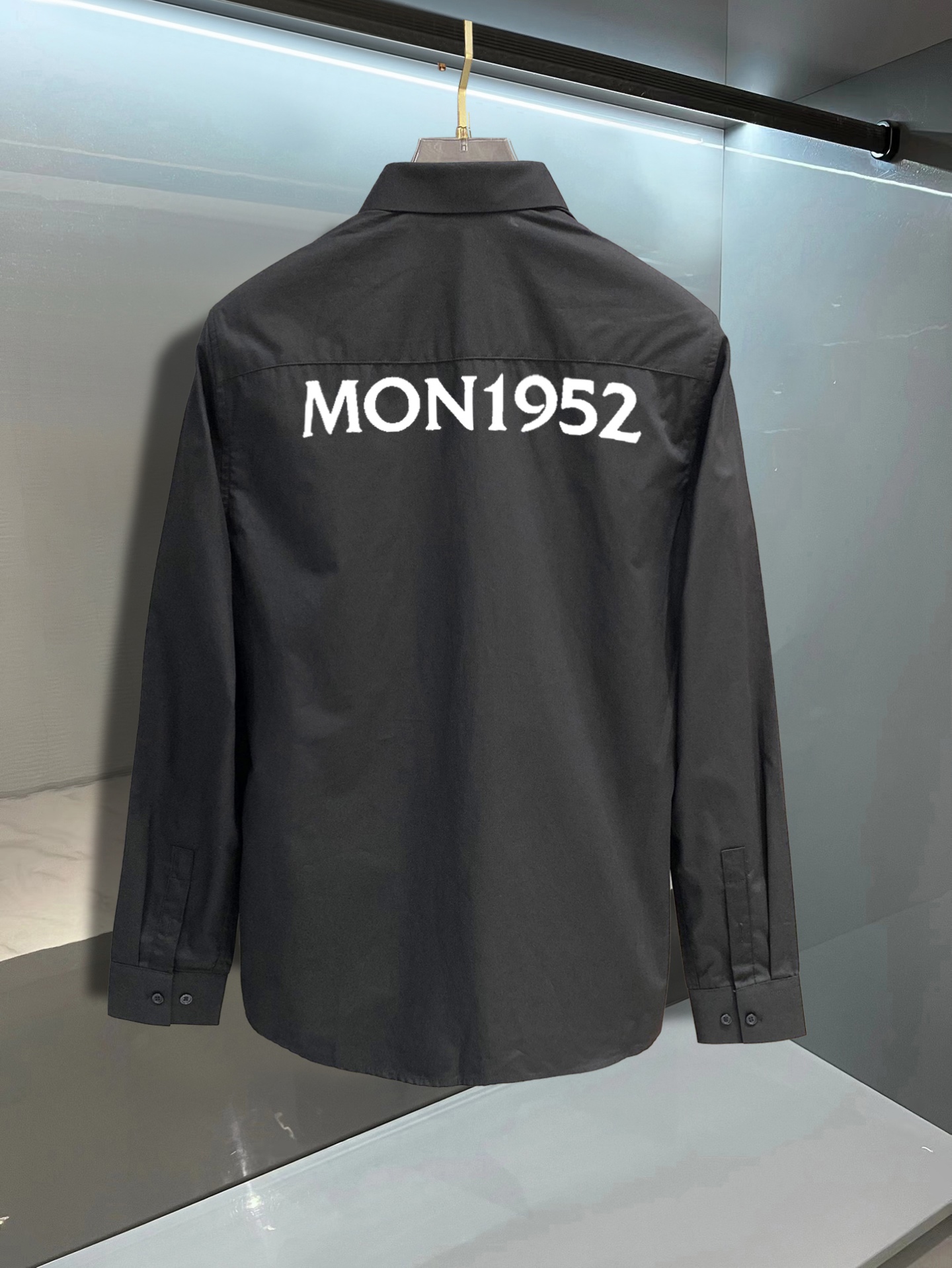 ￼ 蒙口 最新款男士必备款衬衫，100%天然棉，舒服透气，原单狠货，原版面料，柔软舒适，上身高端又奢华，