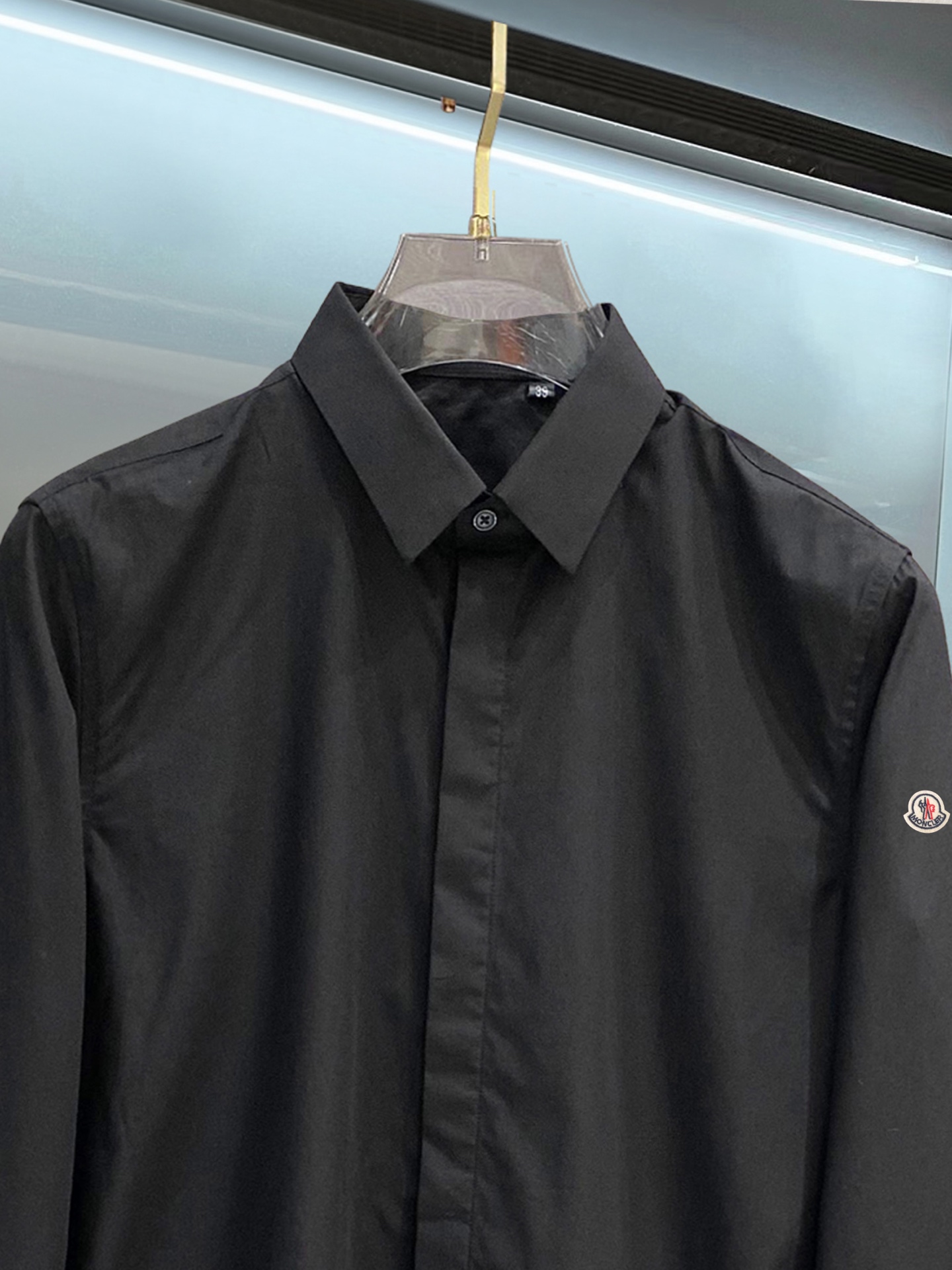 ￼ 蒙口 最新款男士必备款衬衫，100%天然棉，舒服透气，原单狠货，原版面料，柔软舒适，上身高端又奢华，