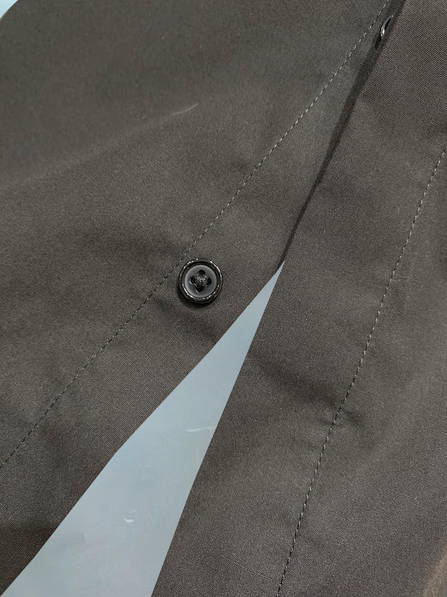 ￼ 蒙口 最新款男士必备款衬衫，100%天然棉，舒服透气，原单狠货，原版面料，柔软舒适，上身高端又奢华，