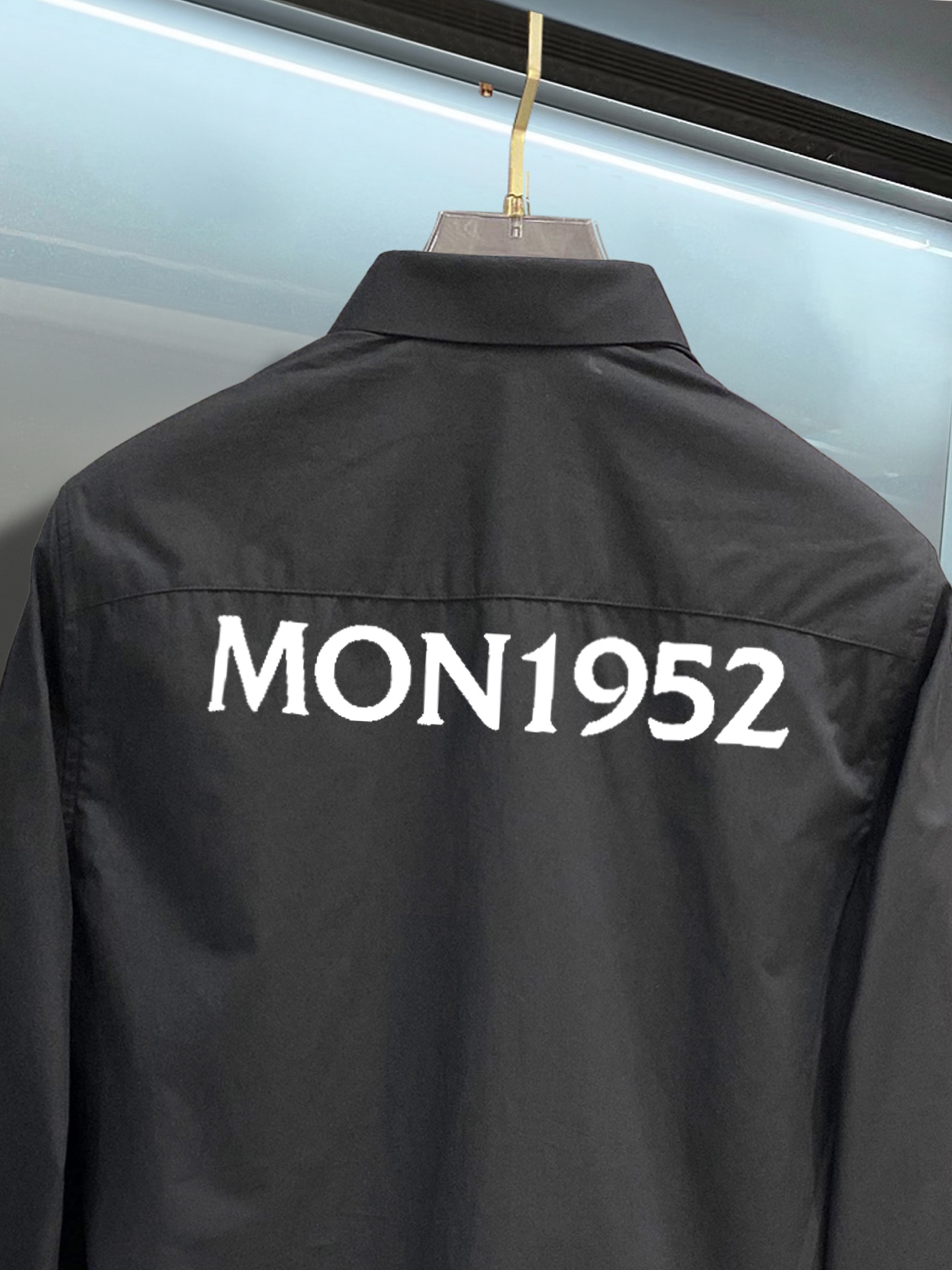 ￼ 蒙口 最新款男士必备款衬衫，100%天然棉，舒服透气，原单狠货，原版面料，柔软舒适，上身高端又奢华，