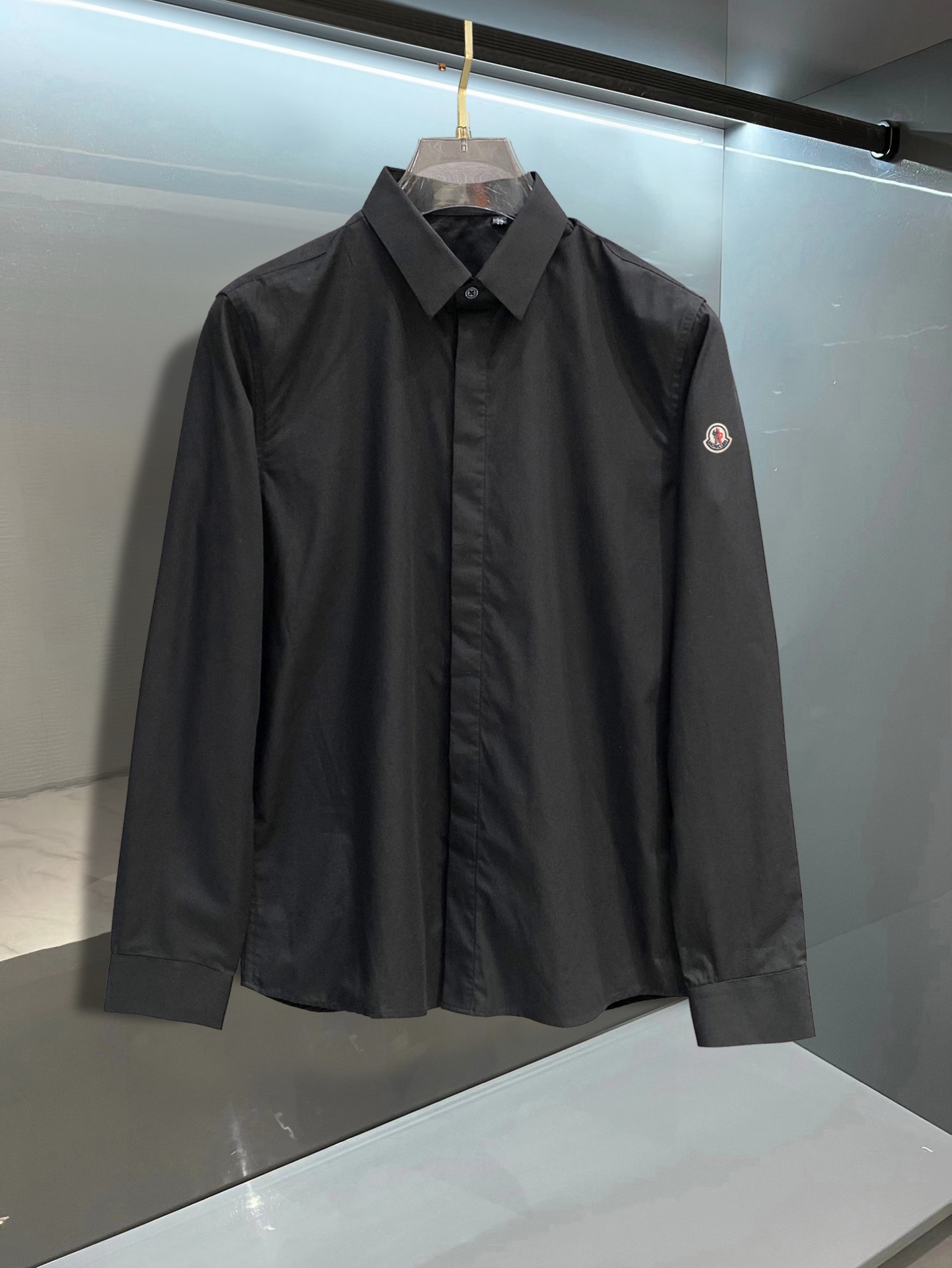 ￼ 蒙口 最新款男士必备款衬衫，100%天然棉，舒服透气，原单狠货，原版面料，柔软舒适，上身高端又奢华，