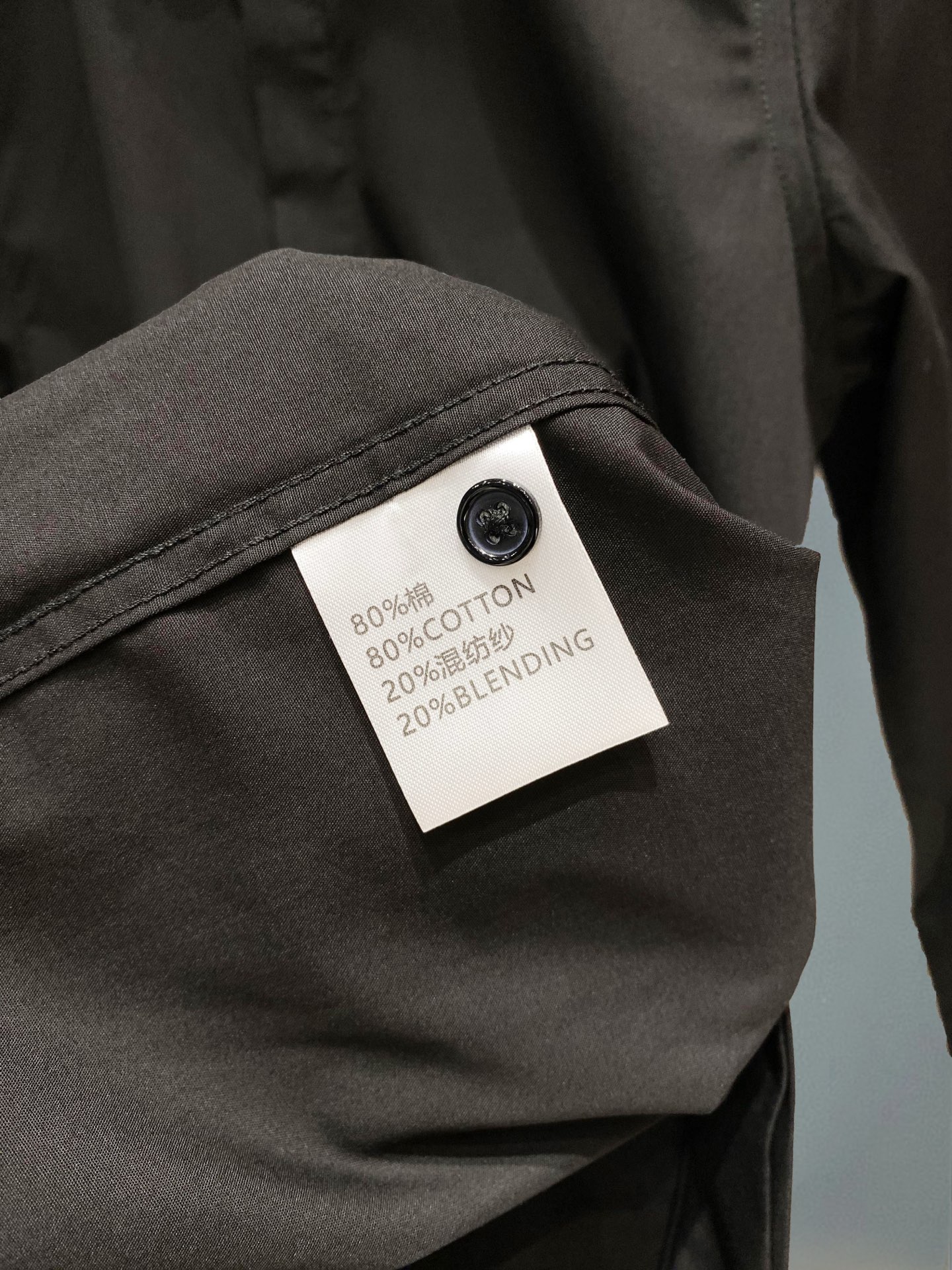 ￼ 蒙口 最新款男士必备款衬衫，100%天然棉，舒服透气，原单狠货，原版面料，柔软舒适，上身高端又奢华，