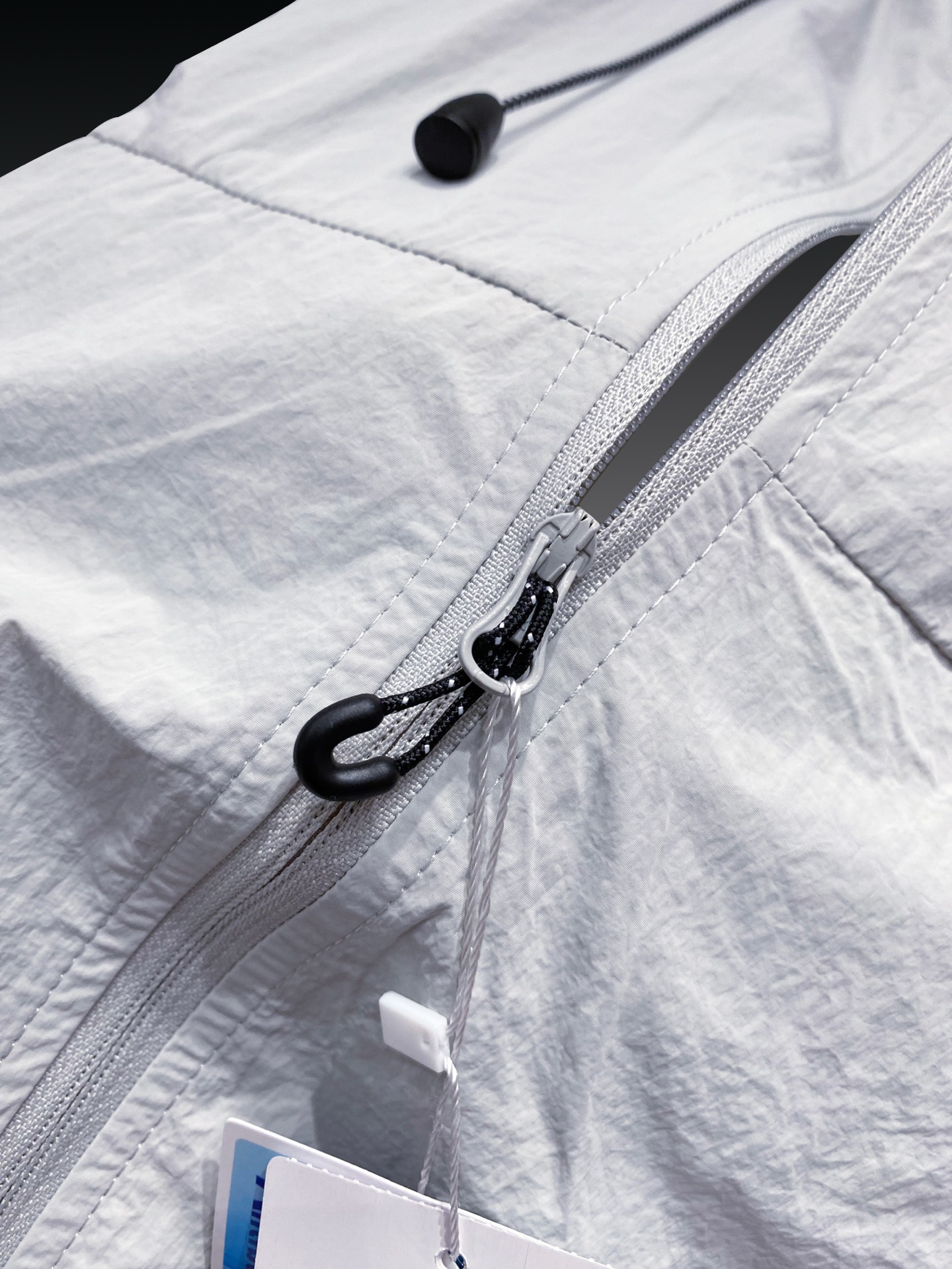 始祖鸟 官网同款防晒轻薄风壳防晒衣皮肤衣 炎热而多变的天气冒险活动时穿着。sqush连采用tyonotm