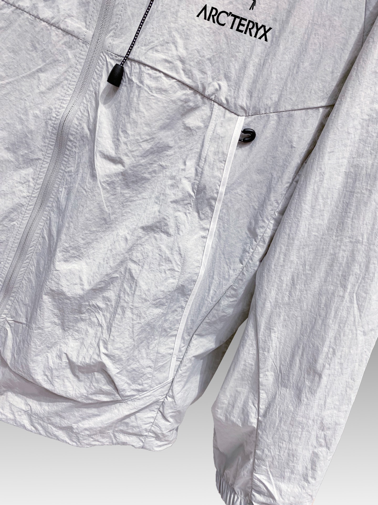 始祖鸟 官网同款防晒轻薄风壳防晒衣皮肤衣 炎热而多变的天气冒险活动时穿着。sqush连采用tyonotm