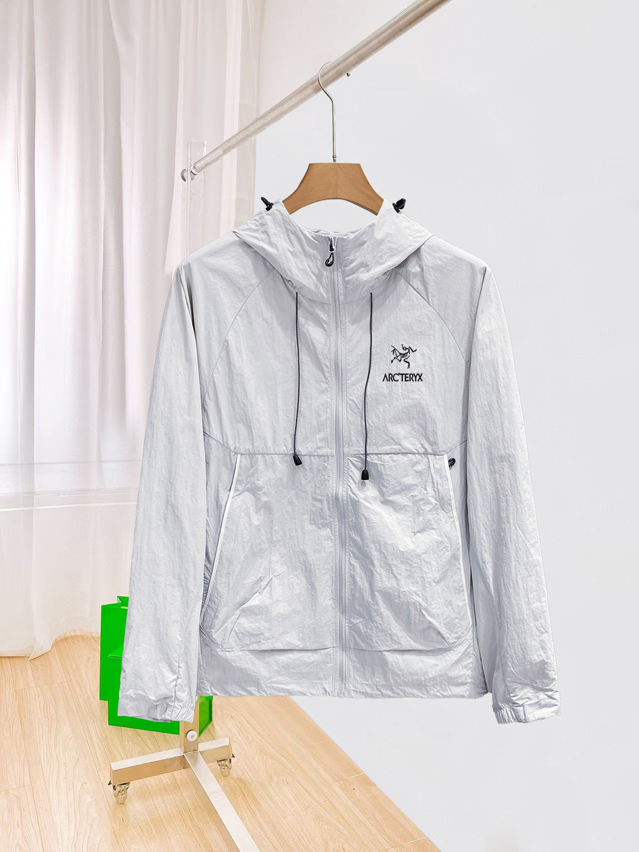 始祖鸟 官网同款防晒轻薄风壳防晒衣皮肤衣 炎热而多变的天气冒险活动时穿着。sqush连采用tyonotm