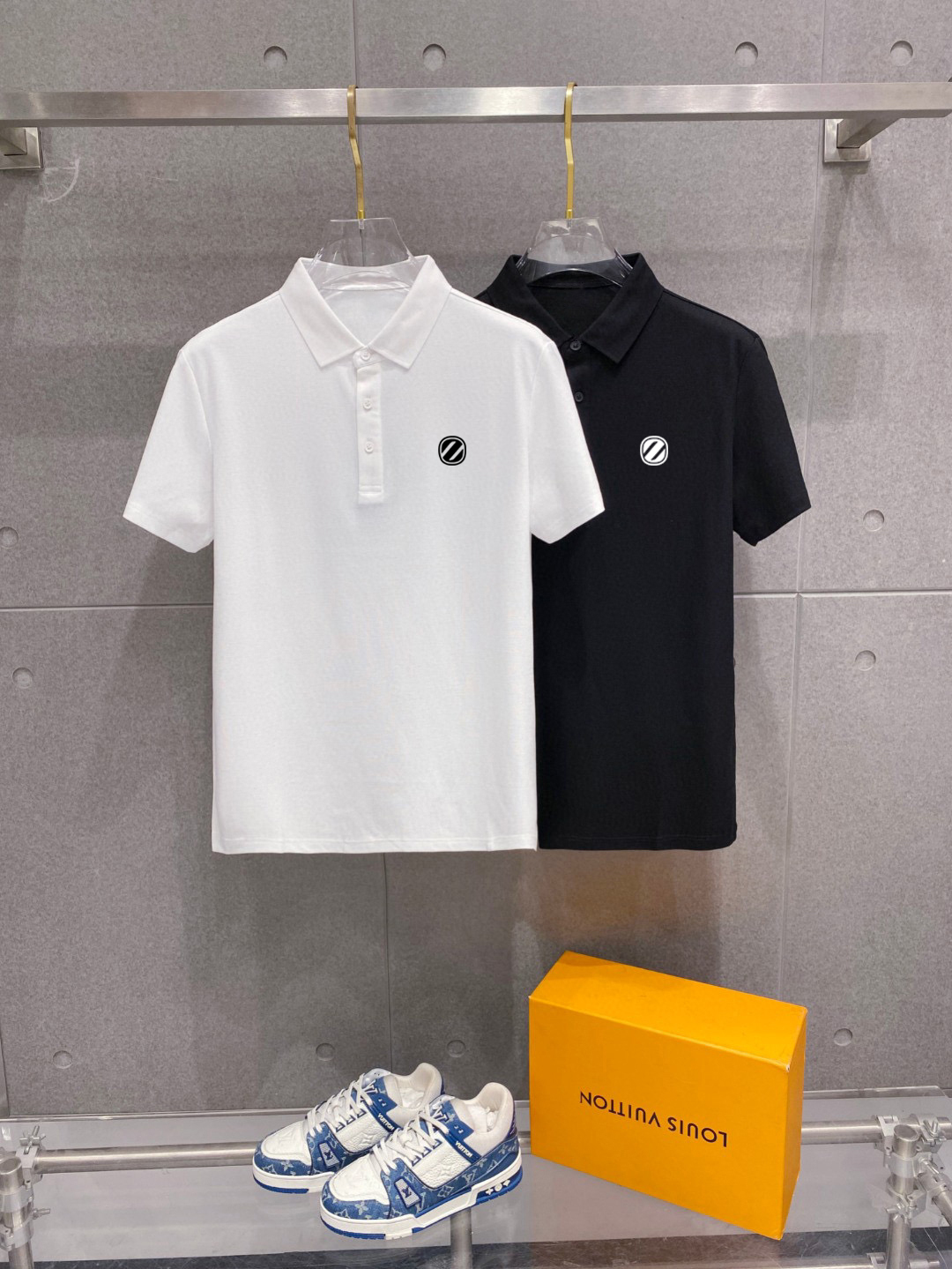 NO:484829,High-end fabric Ginia 2025 ss summer new logo men's lapel Polo shirt!  Classic business men's style, high-end men's style at the ceiling level of business men's style!  Simple, fashionable and elegant, single-wearing inner wear is decent, quality control/detail control takes away, low-key, luxurious and connotative!  Customer-supplied fixed mesh flooring cotton cloth is carefully made, the surface of the fabric is evenly arranged and neatly arranged, with excellent breathability and heat dissipation and sweat resistance, and the comfort level of the upper body is completely better than that of ordinary single-sided sweat cloth tissue!  The classic brand LOGO logo on the chest is created with top-level craftsmanship. The LOGO has three-dimensional, clear and full texture, and is an extraordinary product in the classic field whether it is inner wear or single wear!  The exquisite cutting process, the processing of every detail is very standard and delicate, and it is comparable to that of ordinary LOW products on the market. Men must enter the basic versatile Polo shirts!  Size M-3XL Order to provide height and weight, alexander wang19860909高端面料 吉尼亚 2025 ss夏季新款 logo男士翻领Polo衫！经典商务男款,高端男装的天花板级别的商务男款！简约时尚大气不失优雅,单穿内搭体面过人,品质控/细节控的闭眼带走,低调又奢华有内涵！ 客供定织网眼珠地棉布精心制成,面料表面排列均匀整齐的网眼纹理,透气性和散热排汗性极佳,上身舒适程度完全优于普通单面汗布组织！胸前经典的品牌LOGO标识,采用顶级工艺打造,LOGO立体清晰饱满,质感非凡的特质,无论是内搭还是单穿都是一款经典领域的产品！精妙绝伦的裁剪工艺,每一个细节处理的非常标准细腻,非市面一般LOW货可以媲美的,男士必入基础百搭款Polo衫推荐！ 尺码M-3XL 下单提供身高体重,,alexander wang,Men's clothing