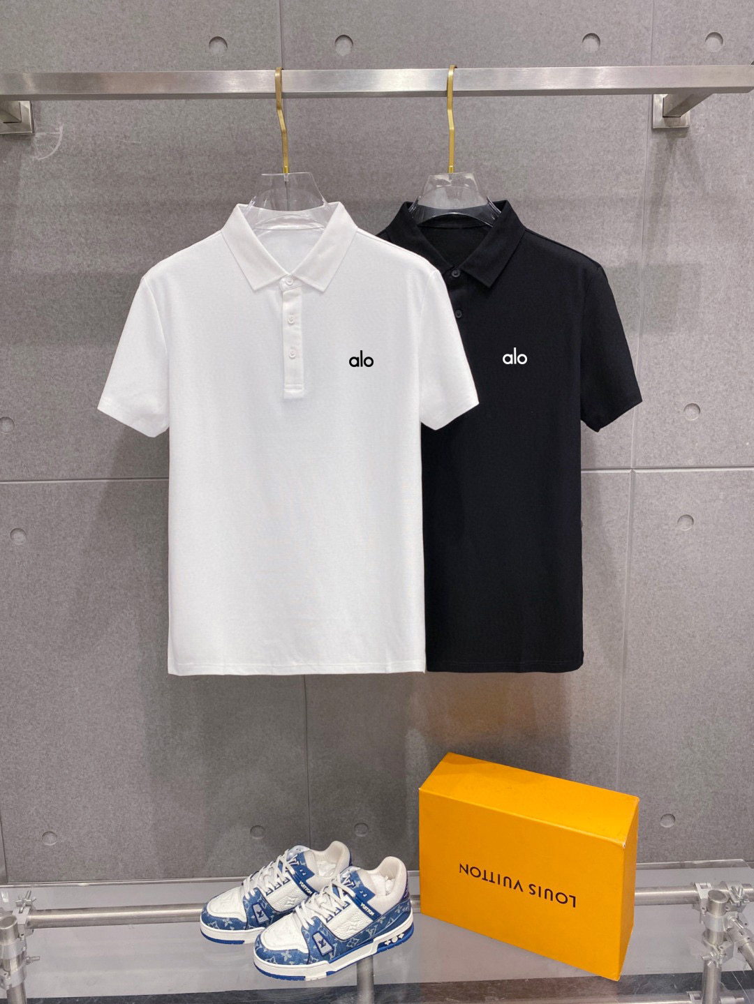 NO:484819,High-end fabric ALO 2025 ss summer new logo men's lapel Polo shirt!  Classic business men's style, high-end men's style at the ceiling level of business men's style!  Simple, fashionable and elegant, single-wearing inner wear is decent, quality control/detail control takes away, low-key, luxurious and connotative!  Customer-supplied fixed mesh flooring cotton cloth is carefully made, the surface of the fabric is evenly arranged and neatly arranged, with excellent breathability and heat dissipation and sweat resistance, and the comfort level of the upper body is completely better than that of ordinary single-sided sweat cloth tissue!  The classic brand LOGO logo on the chest is created with top-level craftsmanship. The LOGO has three-dimensional, clear and full texture, and is an extraordinary product in the classic field whether it is inner wear or single wear!  The exquisite cutting process, the processing of every detail is very standard and delicate, and it is comparable to that of ordinary LOW products on the market. Men must enter the basic versatile Polo shirts!  Size M-3XL Order to provide height and weight, alexander wang19860909高端面料 ALO 2025 ss夏季新款 logo男士翻领Polo衫！经典商务男款,高端男装的天花板级别的商务男款！简约时尚大气不失优雅,单穿内搭体面过人,品质控/细节控的闭眼带走,低调又奢华有内涵！ 客供定织网眼珠地棉布精心制成,面料表面排列均匀整齐的网眼纹理,透气性和散热排汗性极佳,上身舒适程度完全优于普通单面汗布组织！胸前经典的品牌LOGO标识,采用顶级工艺打造,LOGO立体清晰饱满,质感非凡的特质,无论是内搭还是单穿都是一款经典领域的产品！精妙绝伦的裁剪工艺,每一个细节处理的非常标准细腻,非市面一般LOW货可以媲美的,男士必入基础百搭款Polo衫推荐！ 尺码M-3XL 下单提供身高体重,,alexander wang,Men's clothing