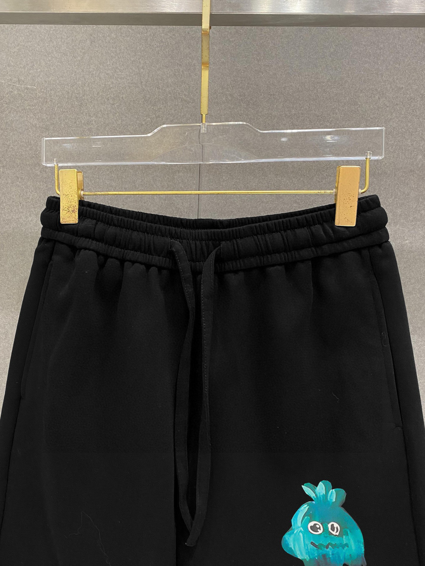    迪奥 25春夏新款短裤 这款极简表达现代态度。面布63.1%棉36.9聚酯倩维 超薄复合