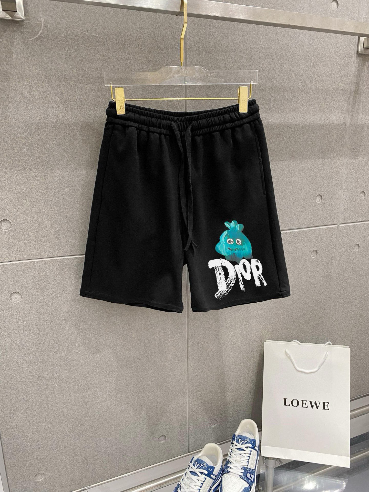    迪奥 25春夏新款短裤 这款极简表达现代态度。面布63.1%棉36.9聚酯倩维 超薄复合
