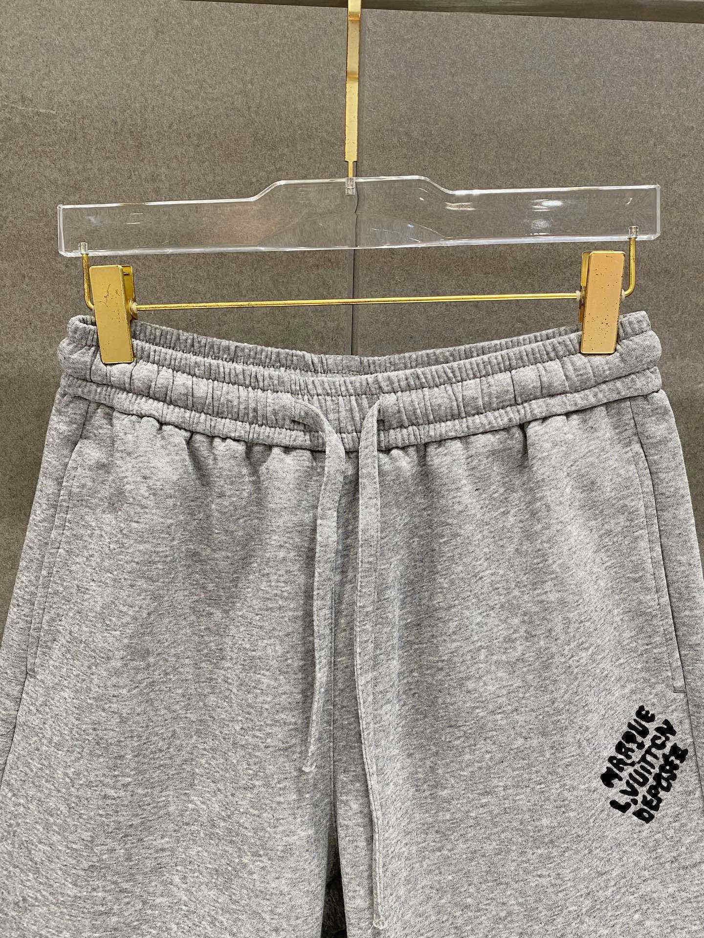    路易威登 25春夏新款短裤 这款极简表达现代态度。面布63.1%棉36.9聚酯倩维 超薄