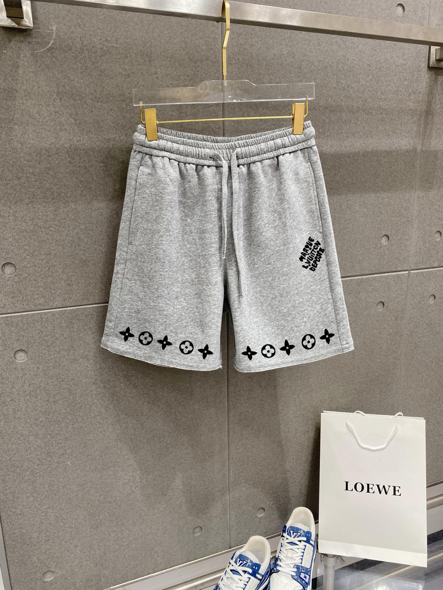    路易威登 25春夏新款短裤 这款极简表达现代态度。面布63.1%棉36.9聚酯倩维 超薄