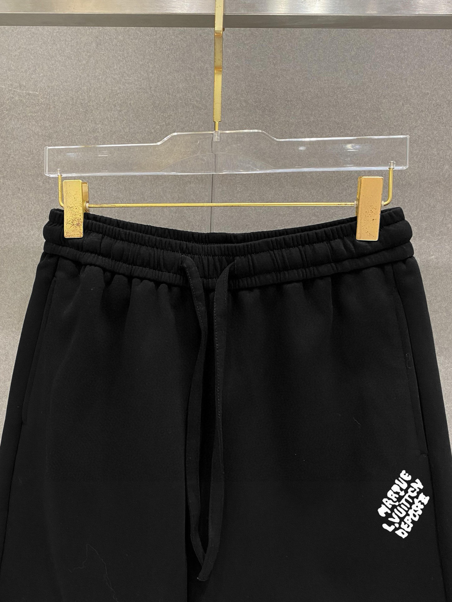    路易威登 25春夏新款短裤 这款极简表达现代态度。面布63.1%棉36.9聚酯倩维 超薄