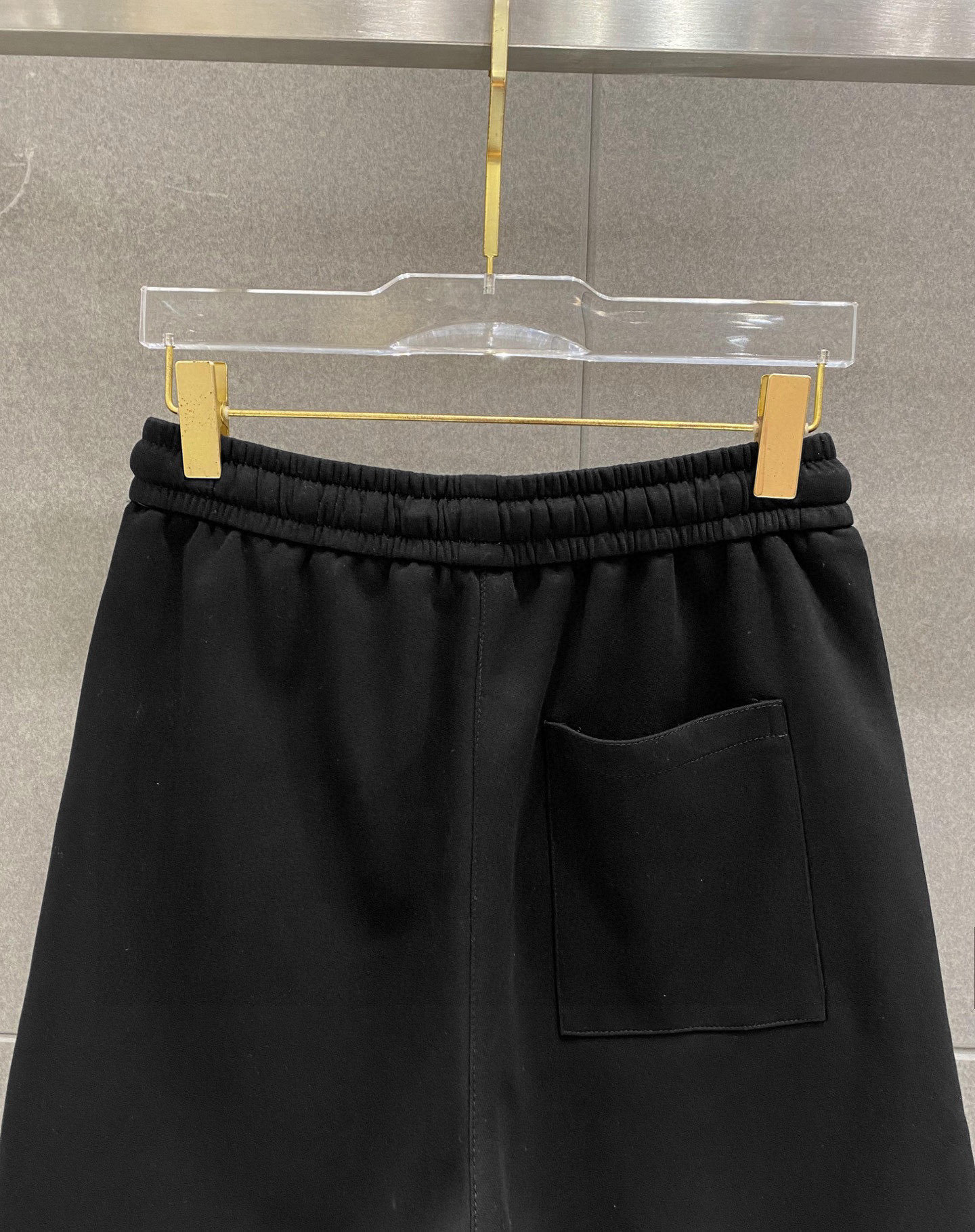    路易威登 25春夏新款短裤 这款极简表达现代态度。面布63.1%棉36.9聚酯倩维 超薄