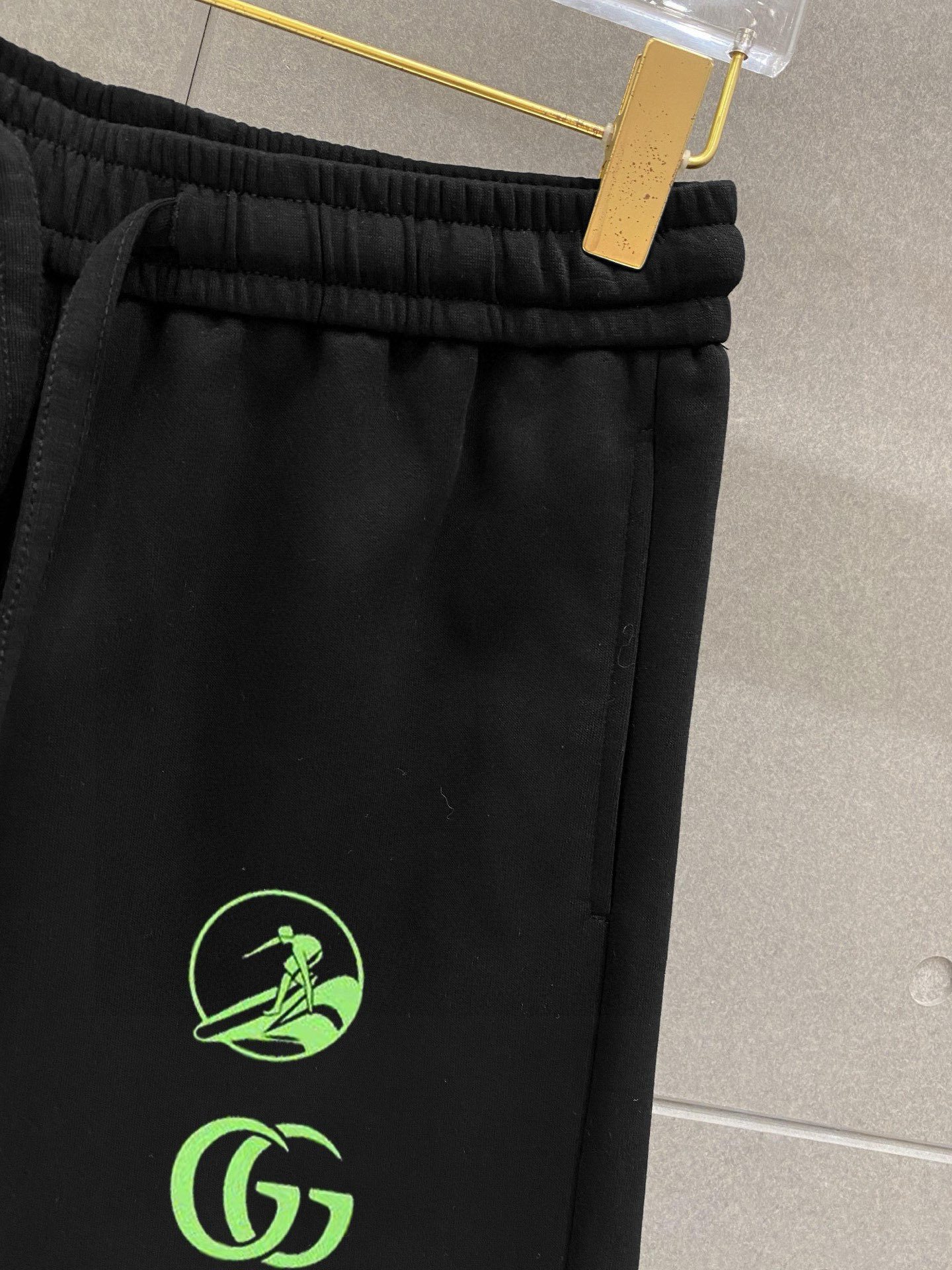    酷奇 25春夏新款短裤 这款极简表达现代态度。面布63.1%棉36.9聚酯倩维 超薄复合
