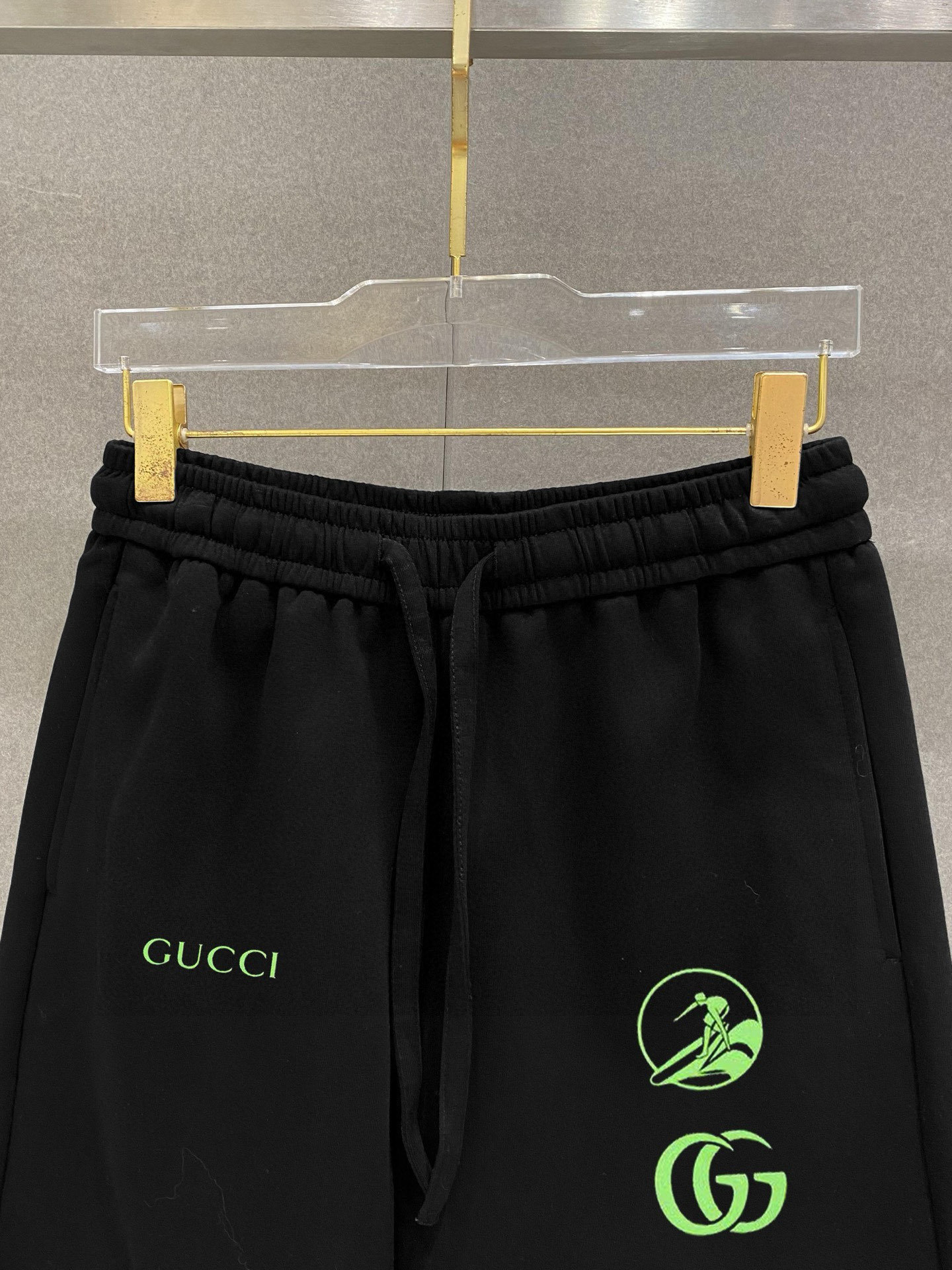    酷奇 25春夏新款短裤 这款极简表达现代态度。面布63.1%棉36.9聚酯倩维 超薄复合