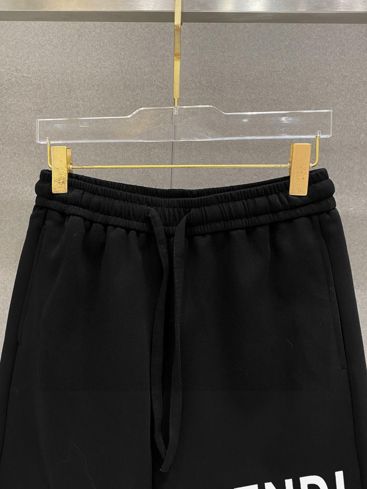   芬迪 25春夏新款短裤 这款极简表达现代态度。面布63.1%棉36.9聚酯倩维 超薄复合