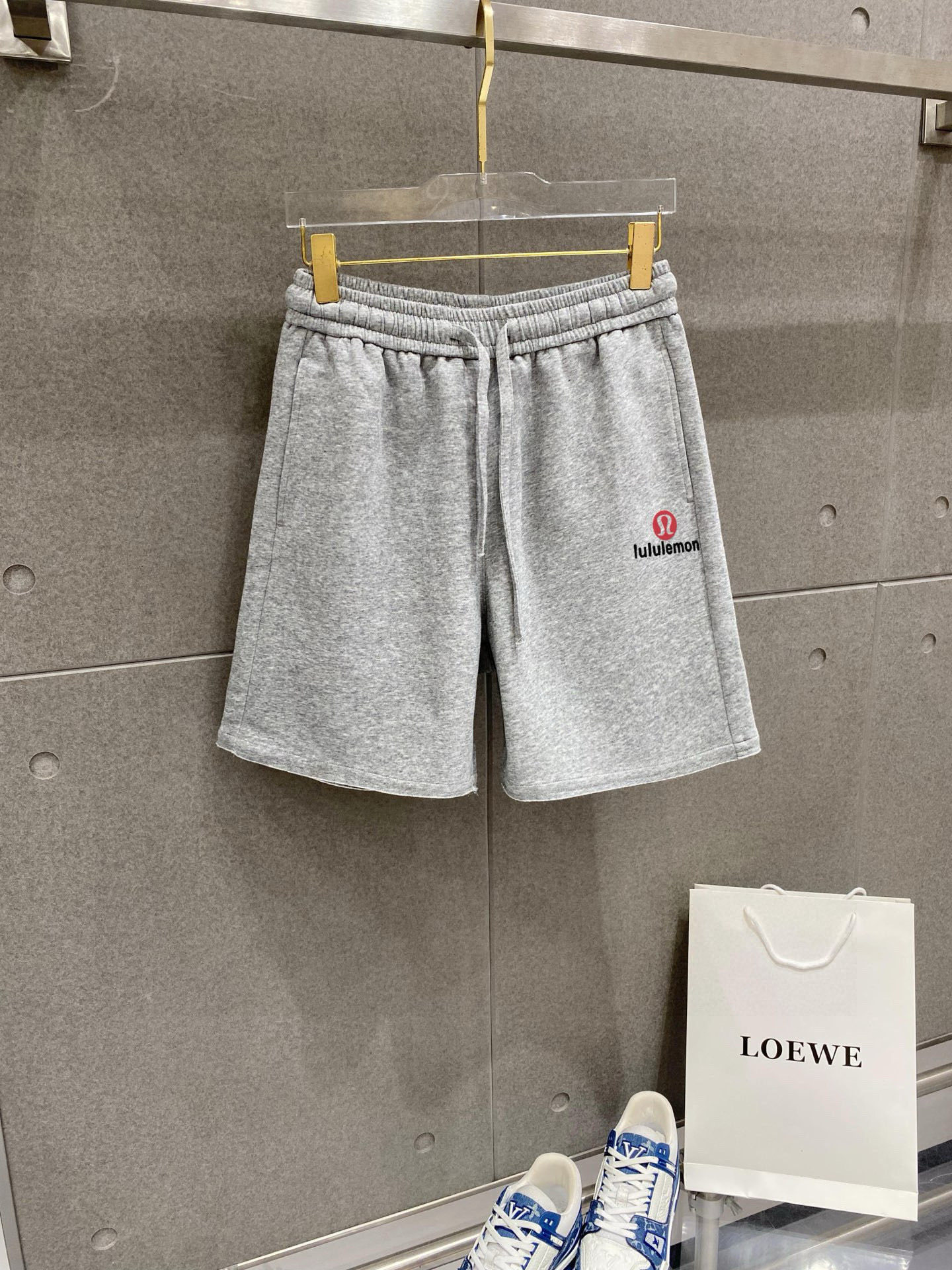    lululem 25春夏新款短裤 这款极简表达现代态度。面布63.1%棉36.9聚酯倩