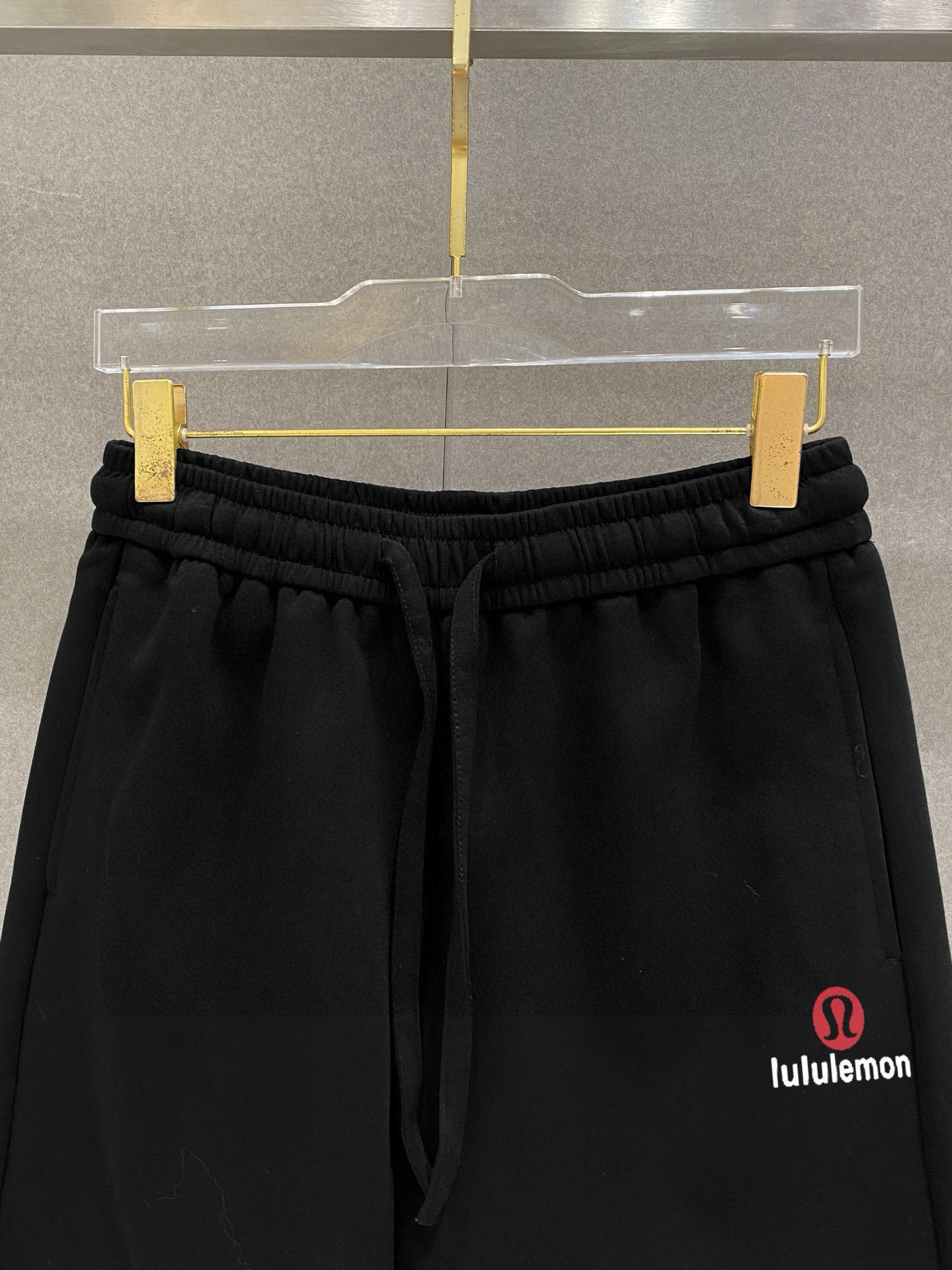    lululem 25春夏新款短裤 这款极简表达现代态度。面布63.1%棉36.9聚酯倩维