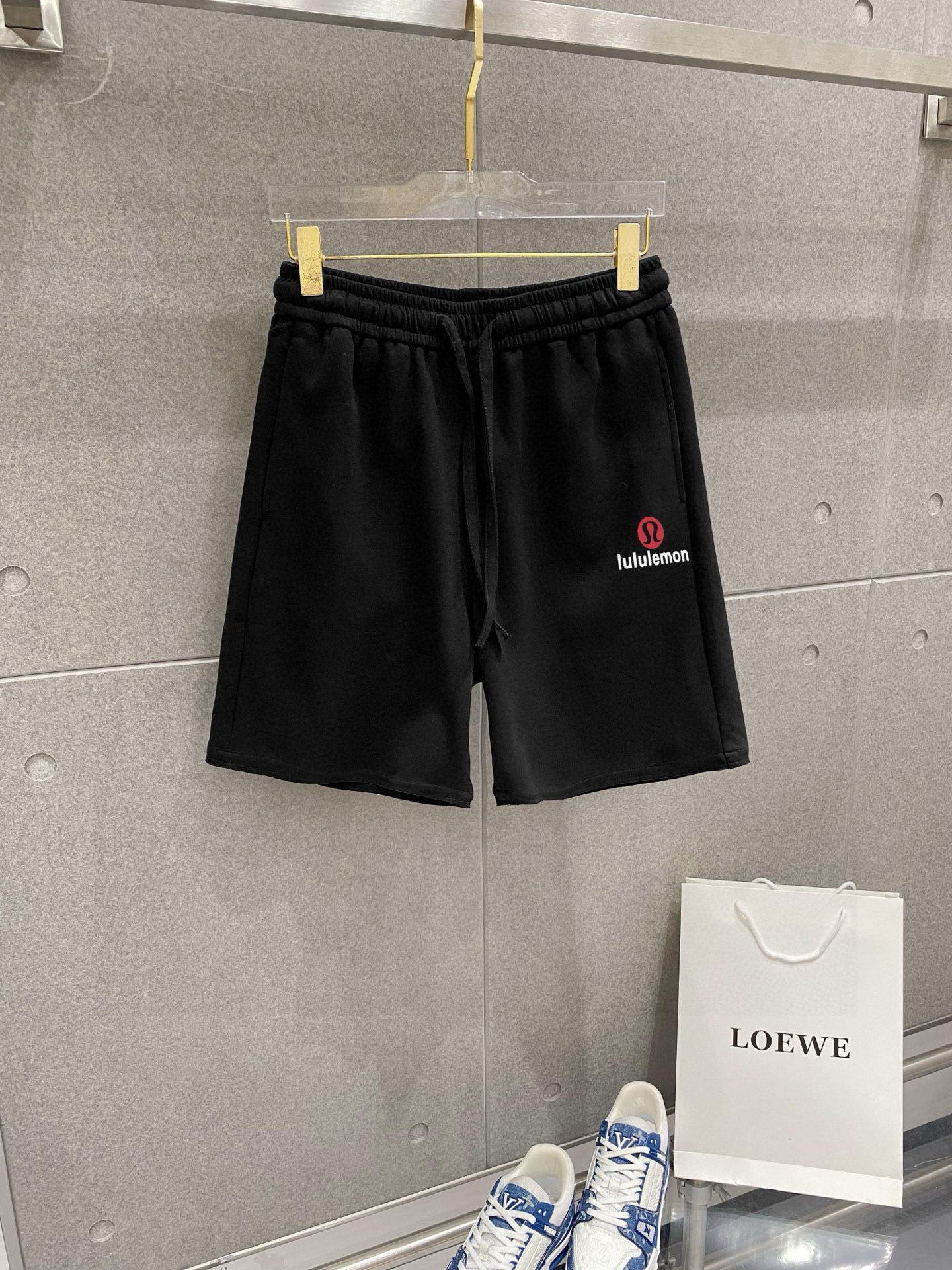    lululem 25春夏新款短裤 这款极简表达现代态度。面布63.1%棉36.9聚酯倩维
