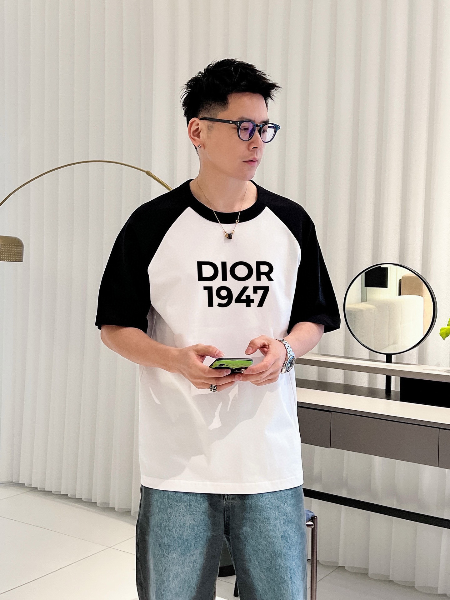   迪奥 插肩新款字母印花双层重工短袖T桖 字母图案不管是T桖还是卫衣都是每年的爆款单品 前幅