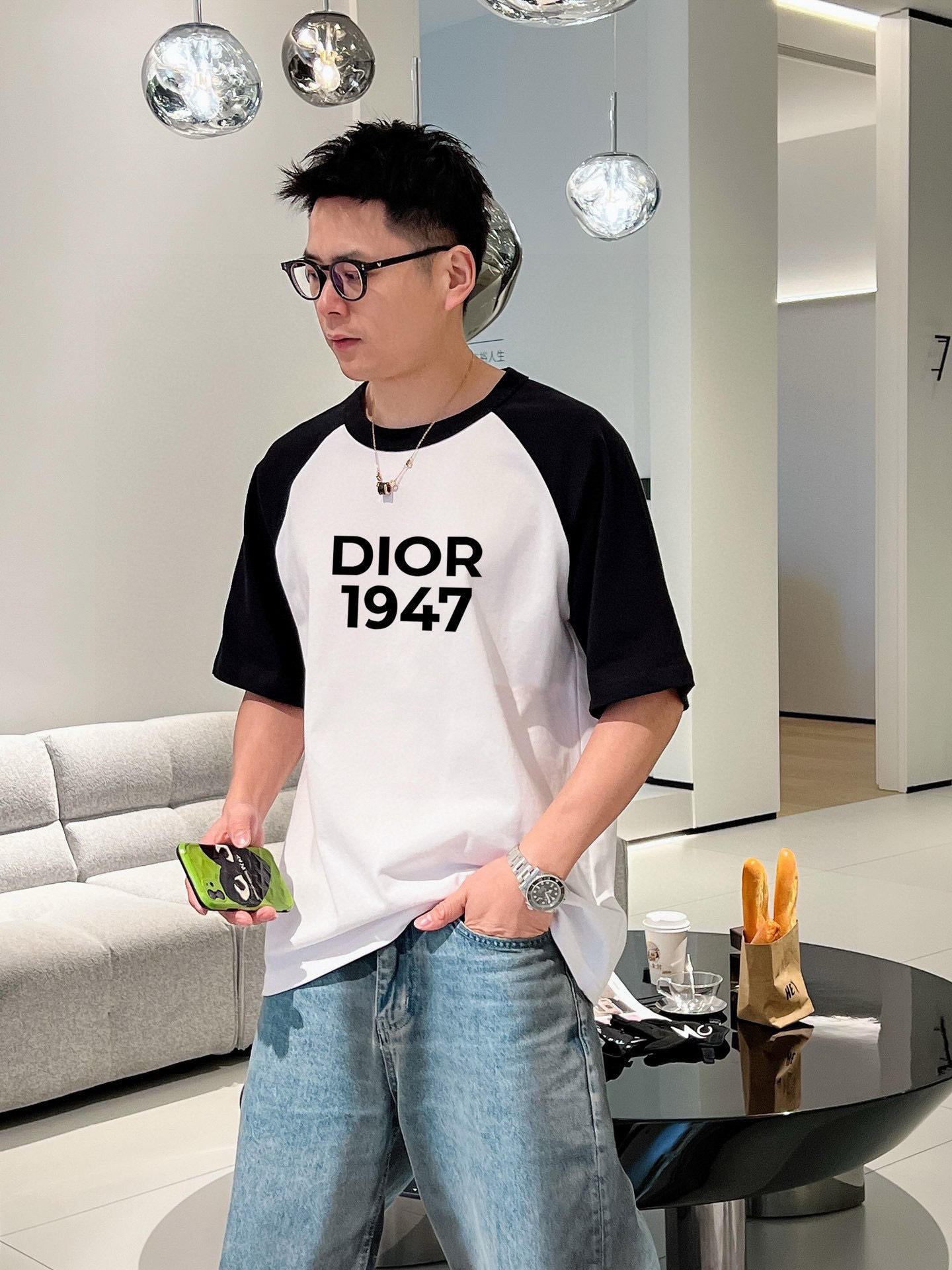   迪奥 插肩新款字母印花双层重工短袖T桖 字母图案不管是T桖还是卫衣都是每年的爆款单品 前幅