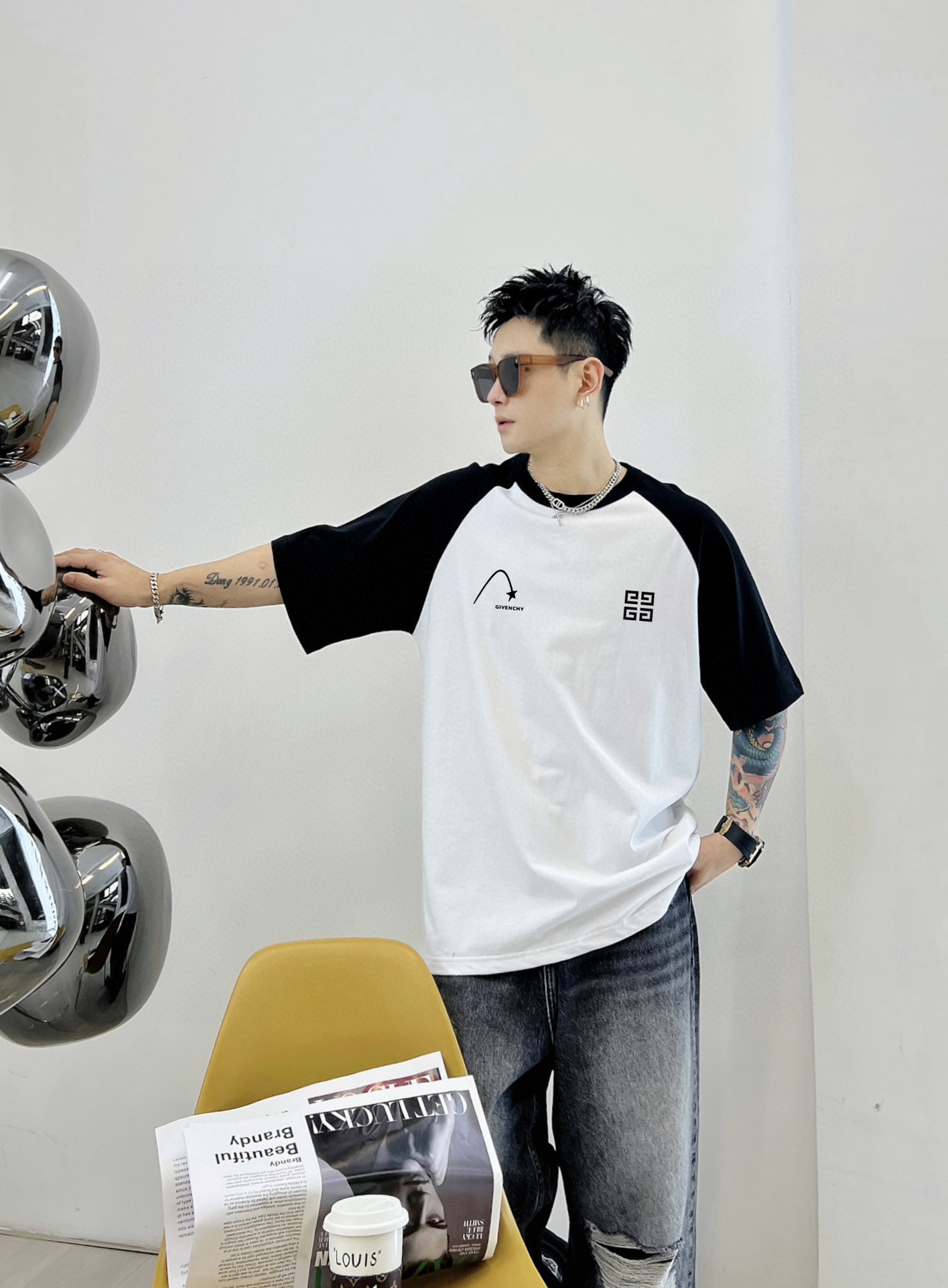   纪梵希 插肩新款字母印花双层重工短袖T桖 字母图案不管是T桖还是卫衣都是每年的爆款单品 前