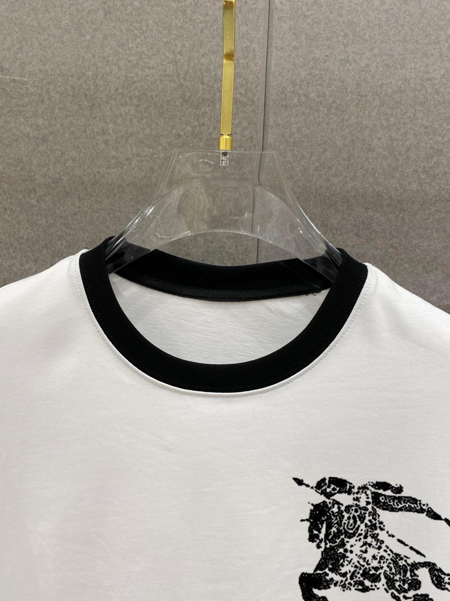         巴宝莉 拼接新款字母印花双层重工短袖T桖 字母图案不管是T桖还是卫衣