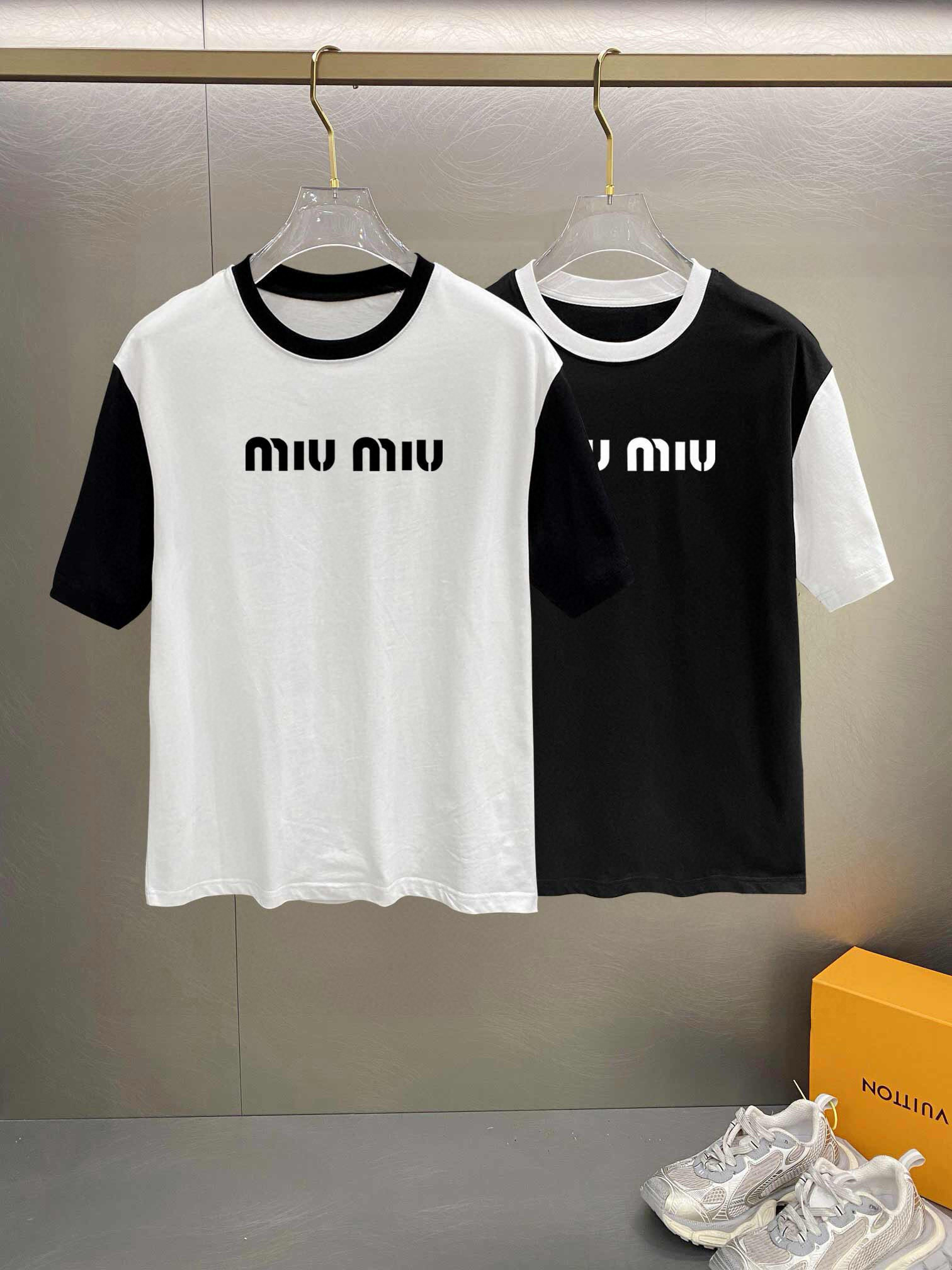         MIU MIU 拼接新款字母印花双层重工短袖T桖 字母图案不管是T