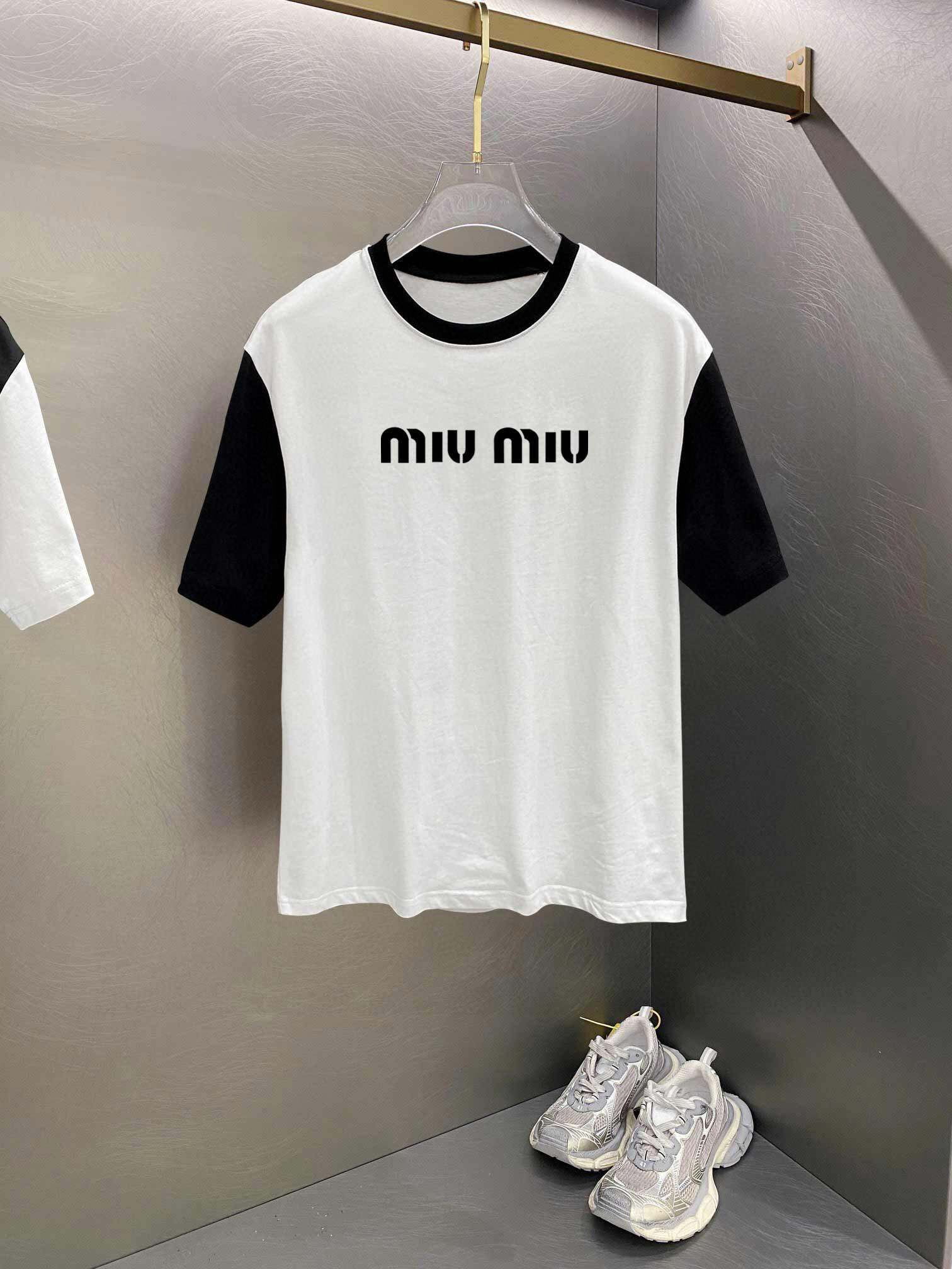        MIU MIU 拼接新款字母印花双层重工短袖T桖 字母图案不管是T