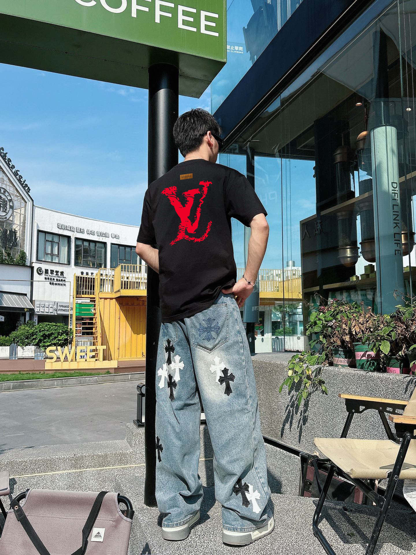 ￼        路易威登 新款字母印花双层重工短袖T桖  字母图案不管是T桖还是卫衣都是每年的爆款单品