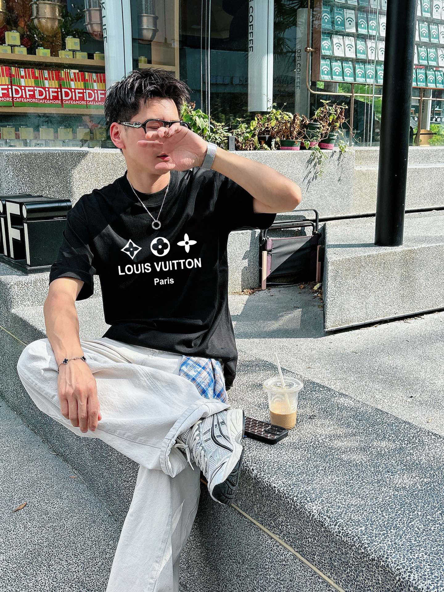 ￼        路易威登 新款字母印花双层重工短袖T桖  字母图案不管是T桖还是卫衣都是每年的爆款单品