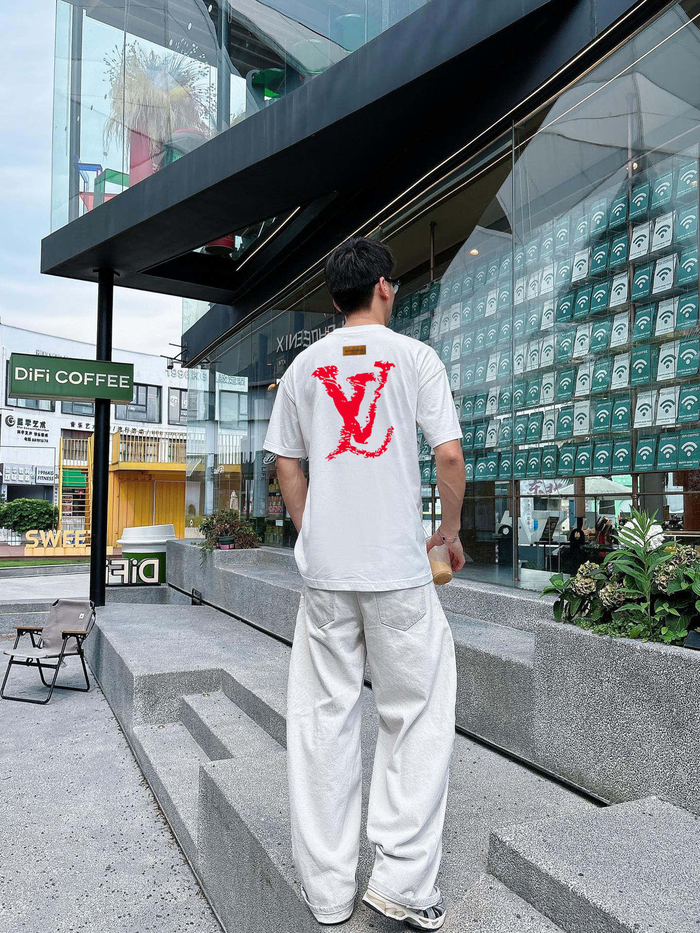        路易威登 新款字母印花双层重工短袖T桖  字母图案不管是T桖还是卫衣都是每年的爆款单品  