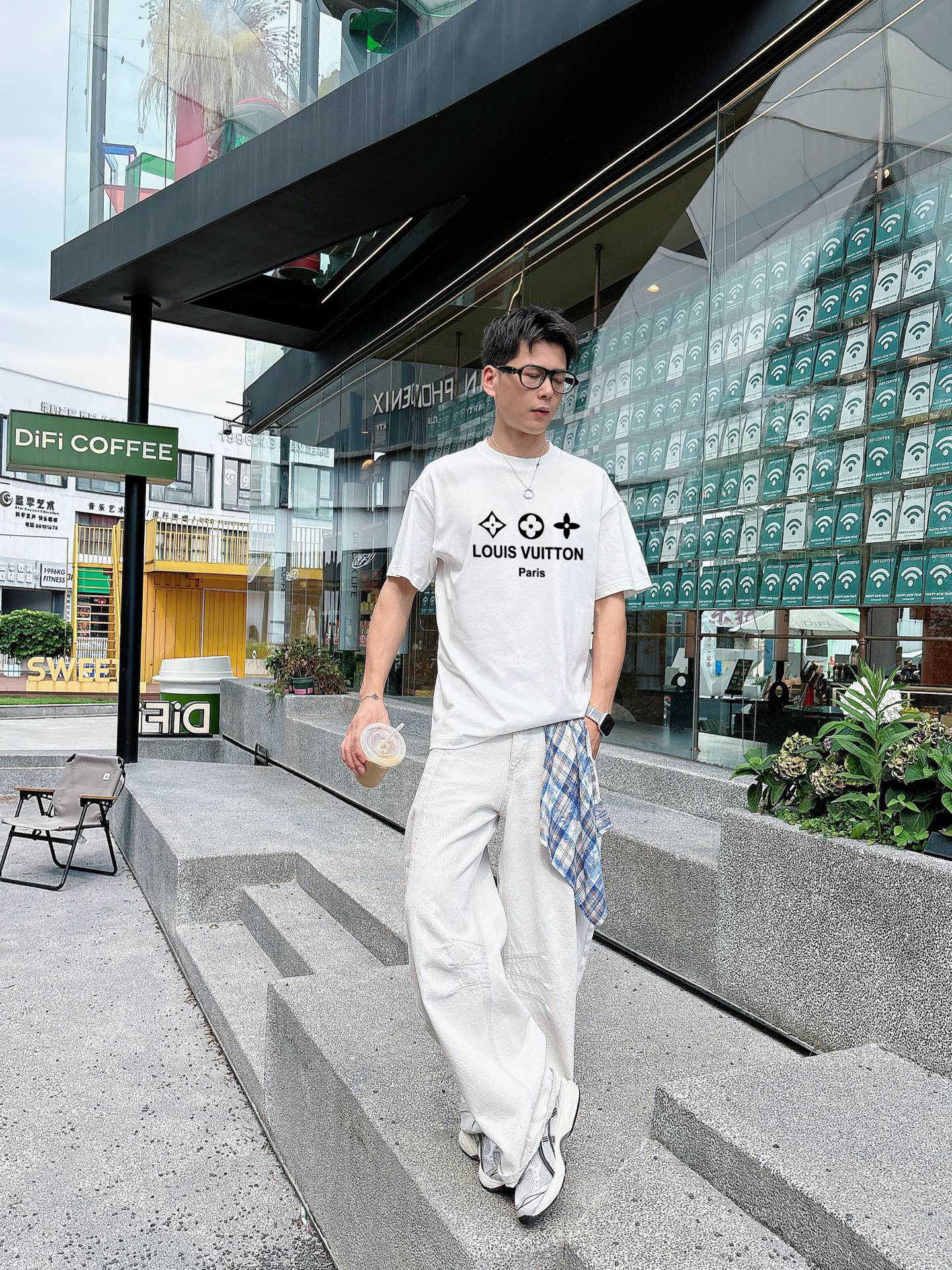        路易威登 新款字母印花双层重工短袖T桖  字母图案不管是T桖还是卫衣都是每年的爆款单品  