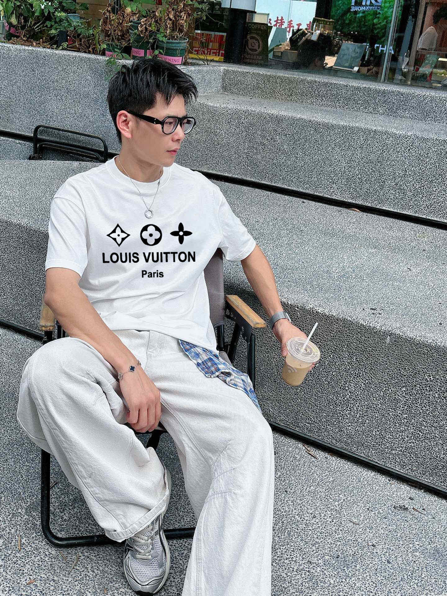        路易威登 新款字母印花双层重工短袖T桖  字母图案不管是T桖还是卫衣都是每年的爆款单品  