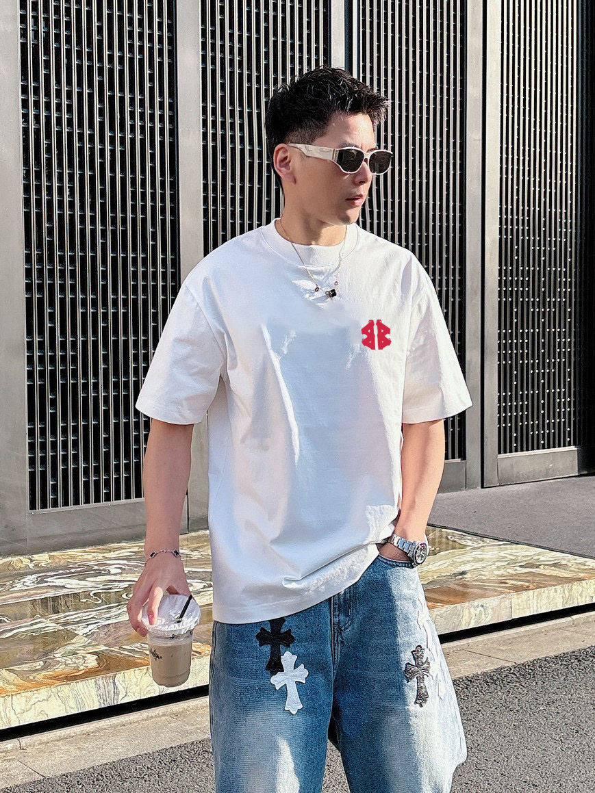  巴黎世家 新款字母印花双层重工短袖T桖  字母图案不管是T桖还是卫衣都是每年的爆款单品  前幅大面积印