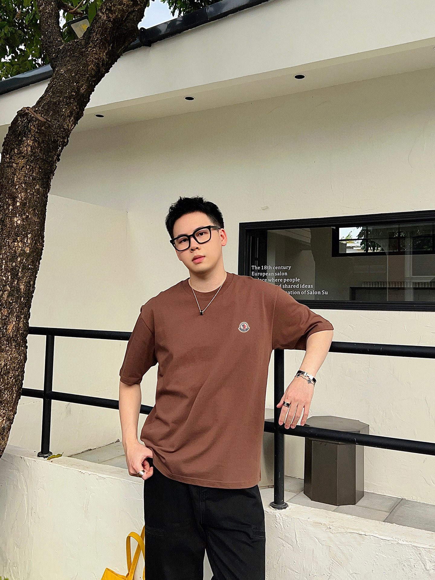￼      ￼ 蒙口 25官网同步发售 欧美流行趋势 洗水分层工艺 洗水纯棉面料 柔软舒适细腻 大幅印