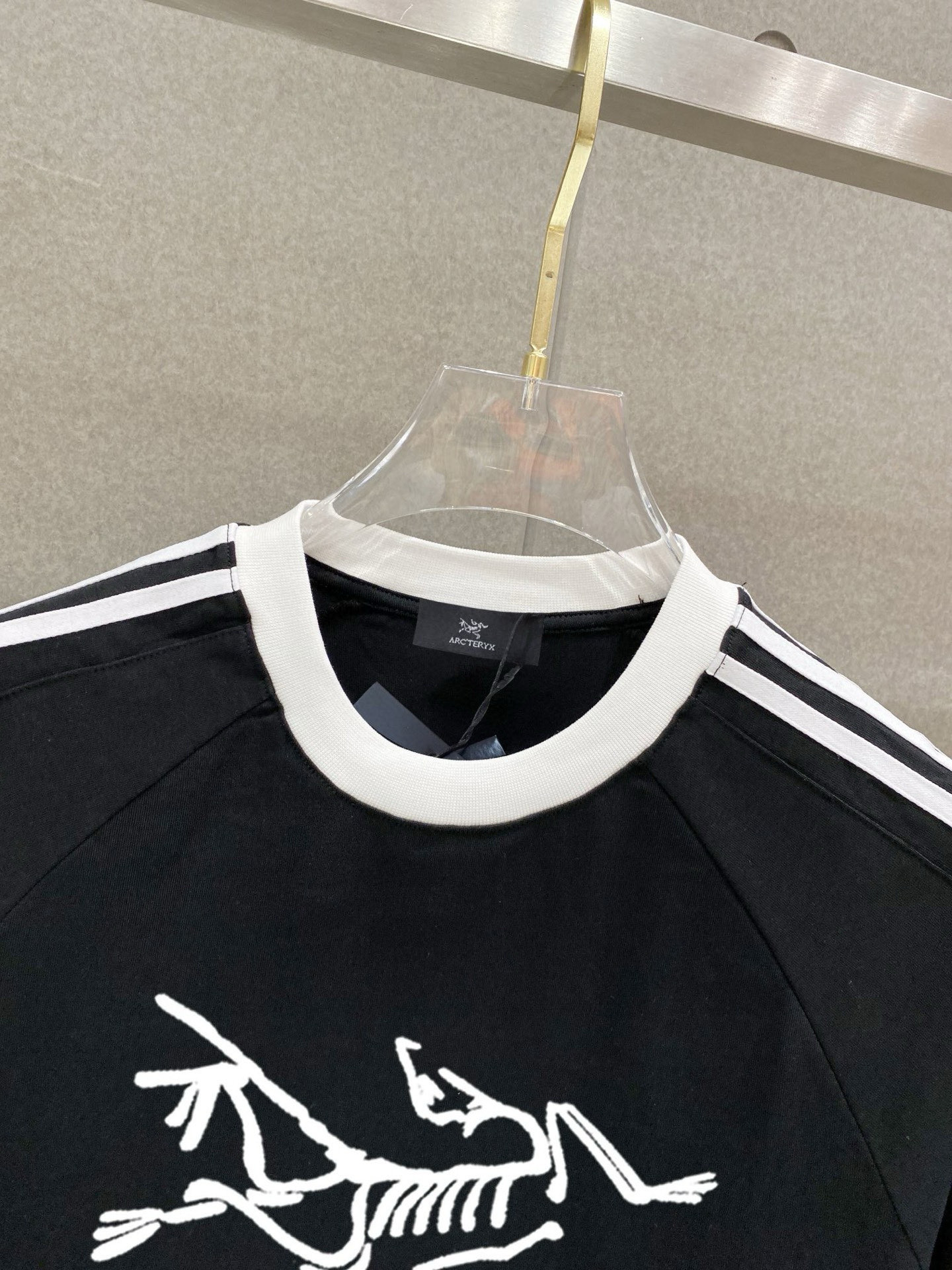   始祖鸟 25官网同步发售 欧美流行趋势 洗水分层工艺 洗水纯棉面料 柔软舒适细腻 大幅印花 提升档次