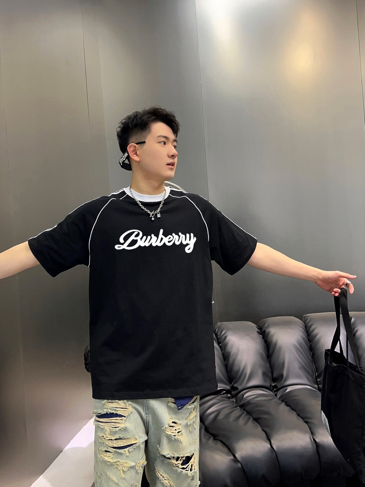 ￼ ￼ ￼ ￼ ￼  巴黎世家 线条新款肩部设计 字母印花双层重工短袖T桖  字母图案不管是T桖还是卫衣