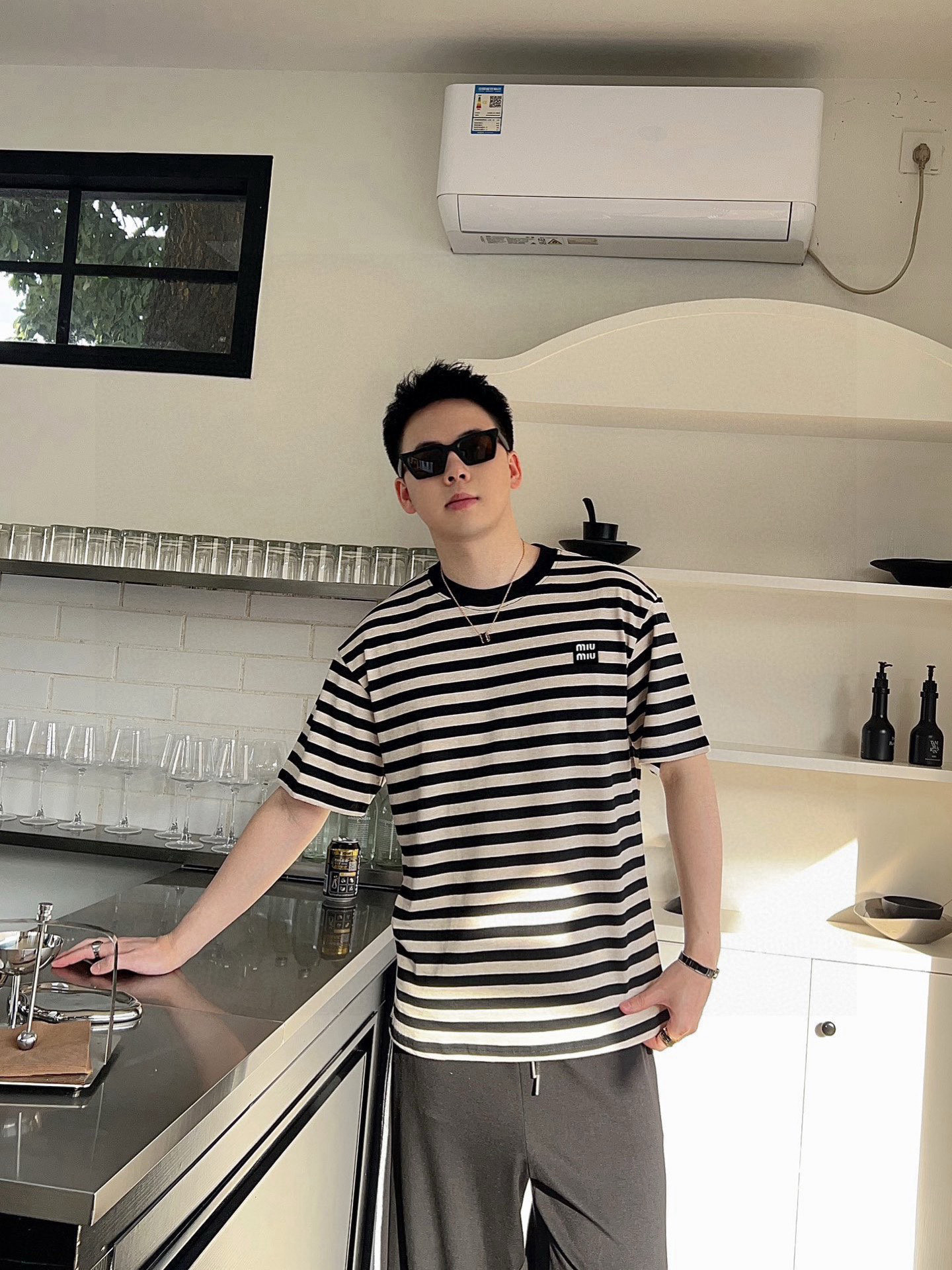 ￼ ￼ ￼ ￼    Miu Miu 25官网同步发售 欧美流行趋势 洗水分层工艺 洗水纯棉面料 条纹线