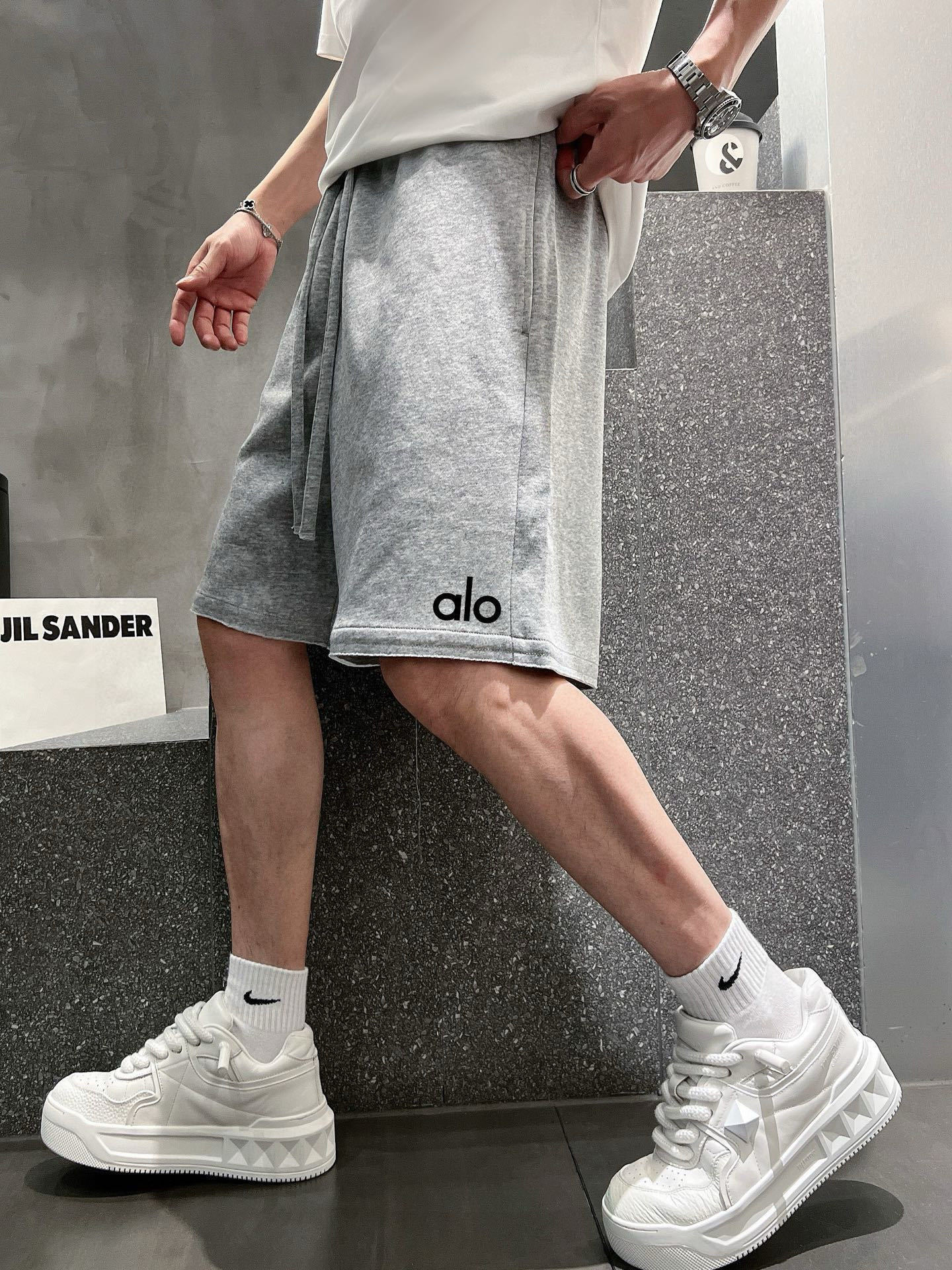    AIO 25春夏新款短裤 这款极简表达现代态度。面布63.1%棉36.9聚酯倩维 超薄