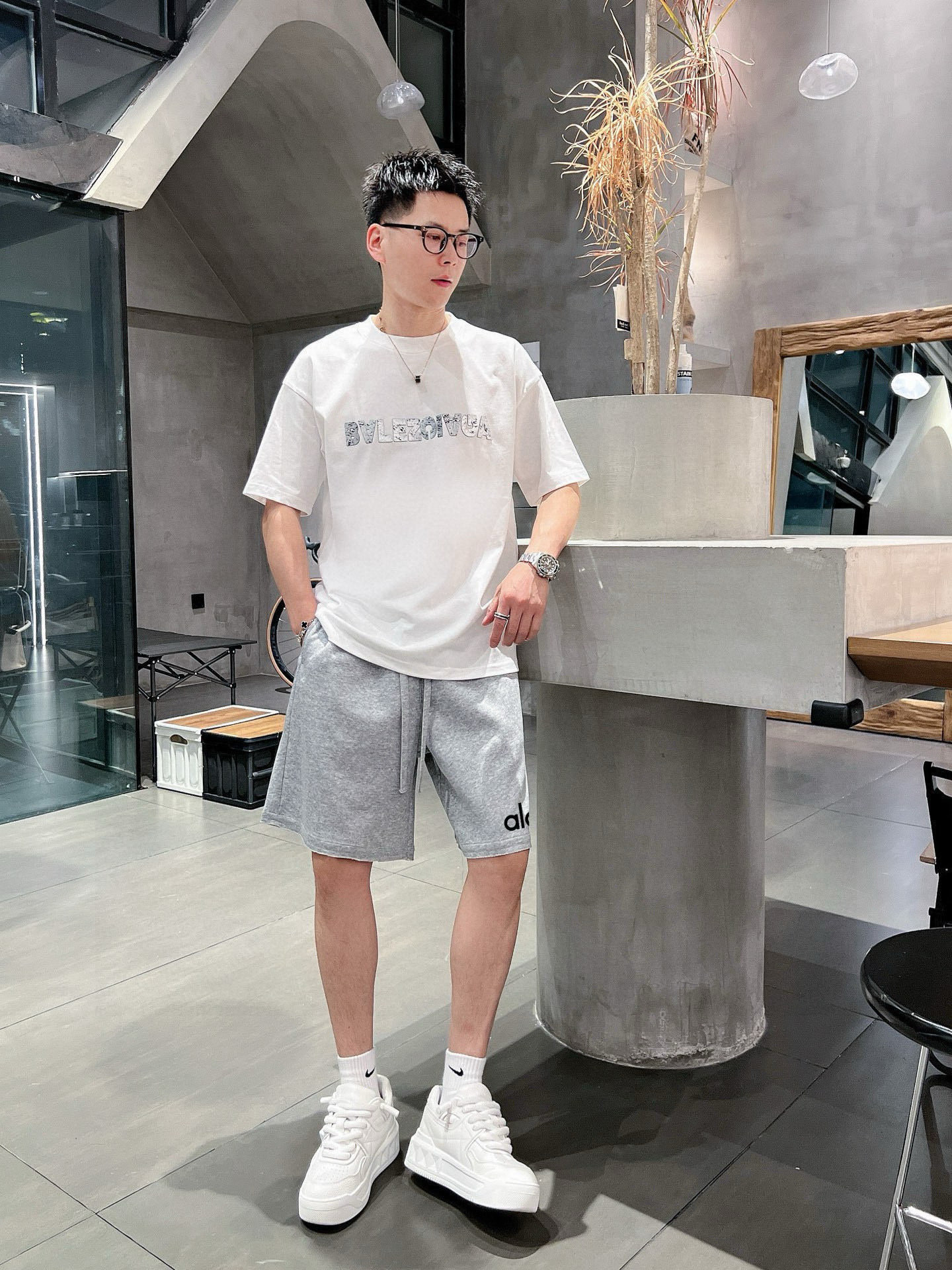    AIO 25春夏新款短裤 这款极简表达现代态度。面布63.1%棉36.9聚酯倩维 超薄