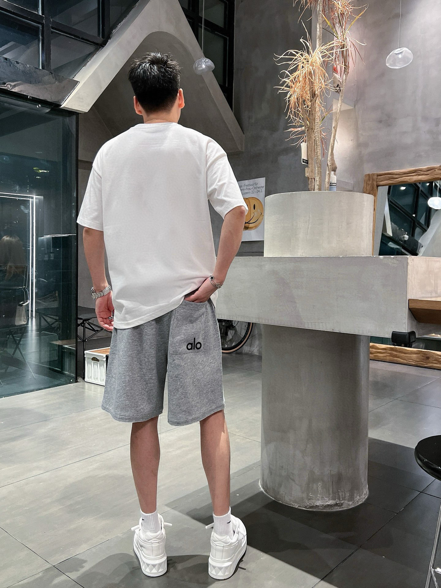    AIO 25春夏新款短裤 这款极简表达现代态度。面布63.1%棉36.9聚酯倩维 超薄