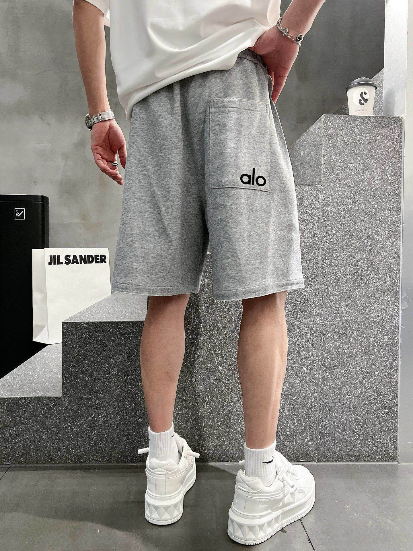    AIO 25春夏新款短裤 这款极简表达现代态度。面布63.1%棉36.9聚酯倩维 超薄