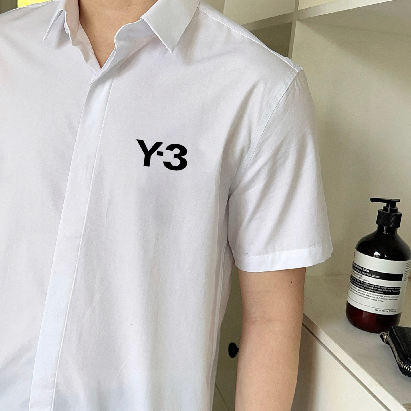 ￼   Y-3 专柜最新款男士必备款短袖衬衫，100%天然棉，舒服透气，原单狠货，原版面料，柔软舒适，上