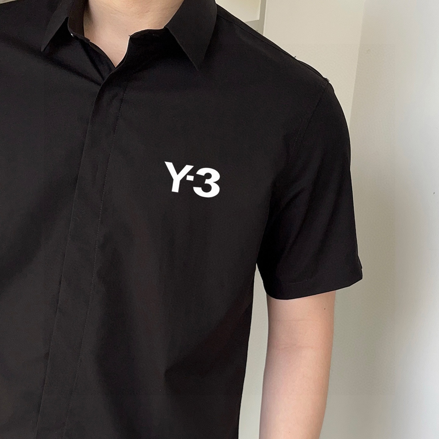  Y-3 专柜最新款男士必备款短袖衬衫,100%天然棉,舒服透气,原单狠货,原版面料,柔软舒适,上